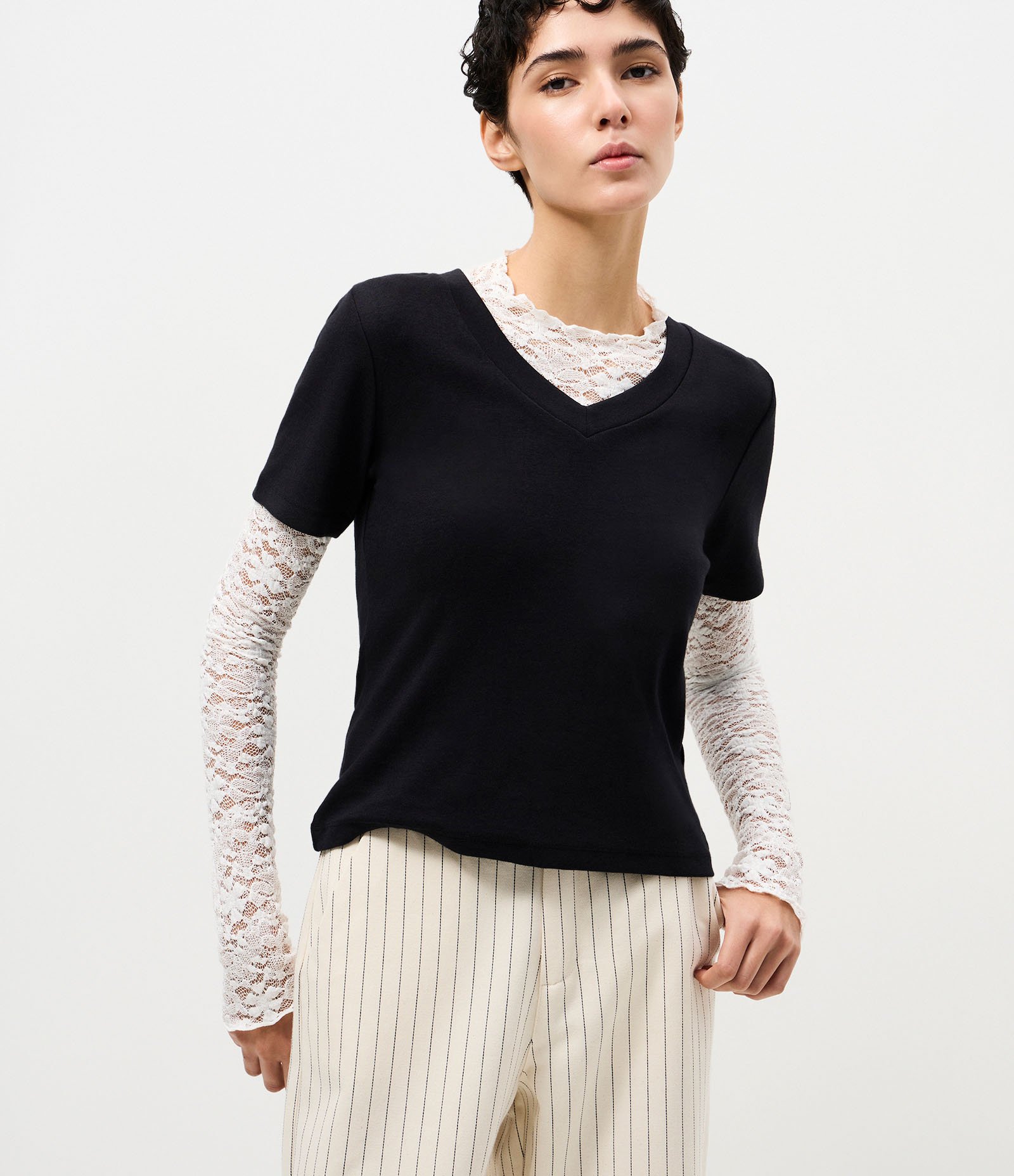 Camiseta em Cotton com Gola V Preto 2
