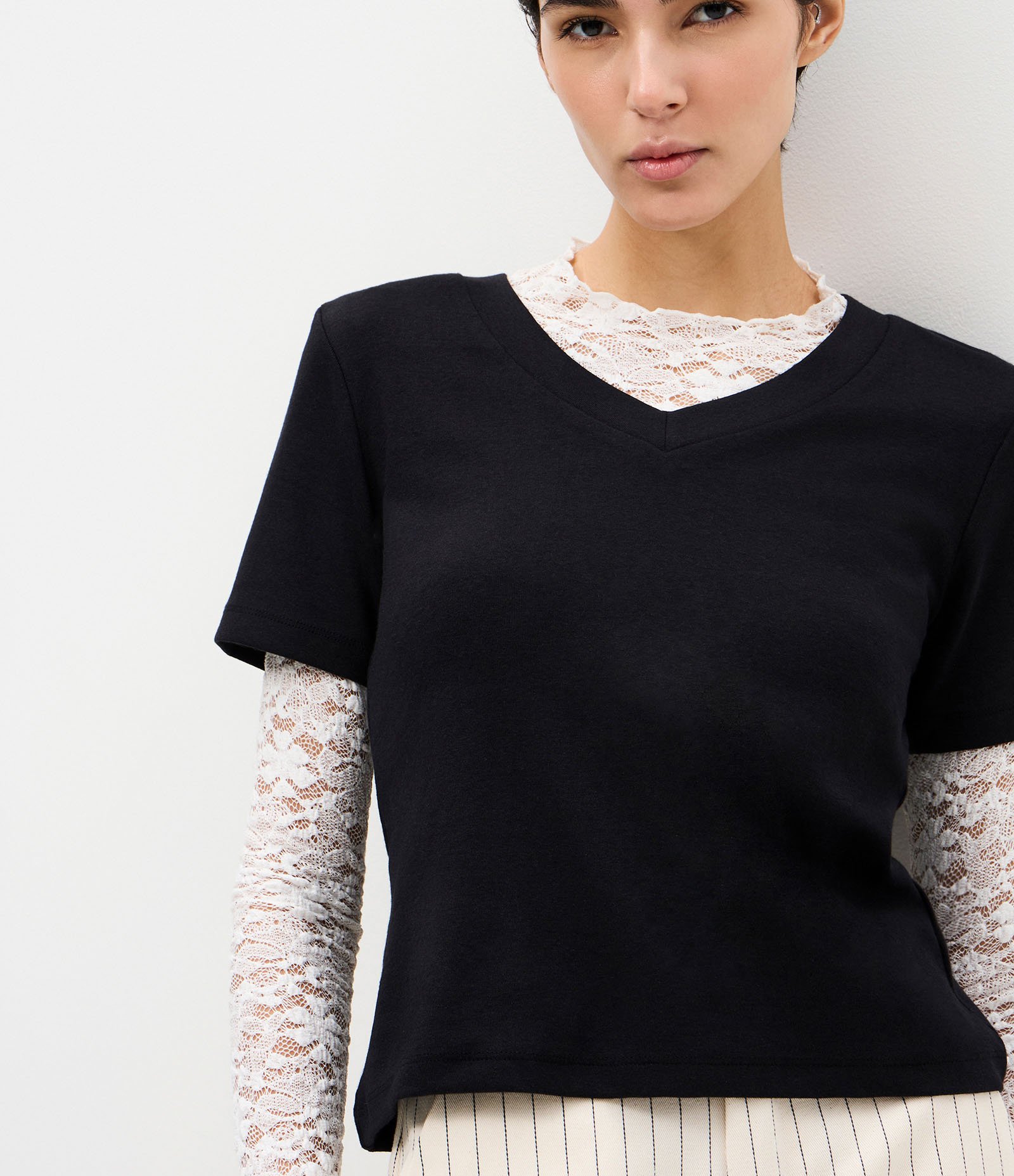 Camiseta em Cotton com Gola V Preto 4
