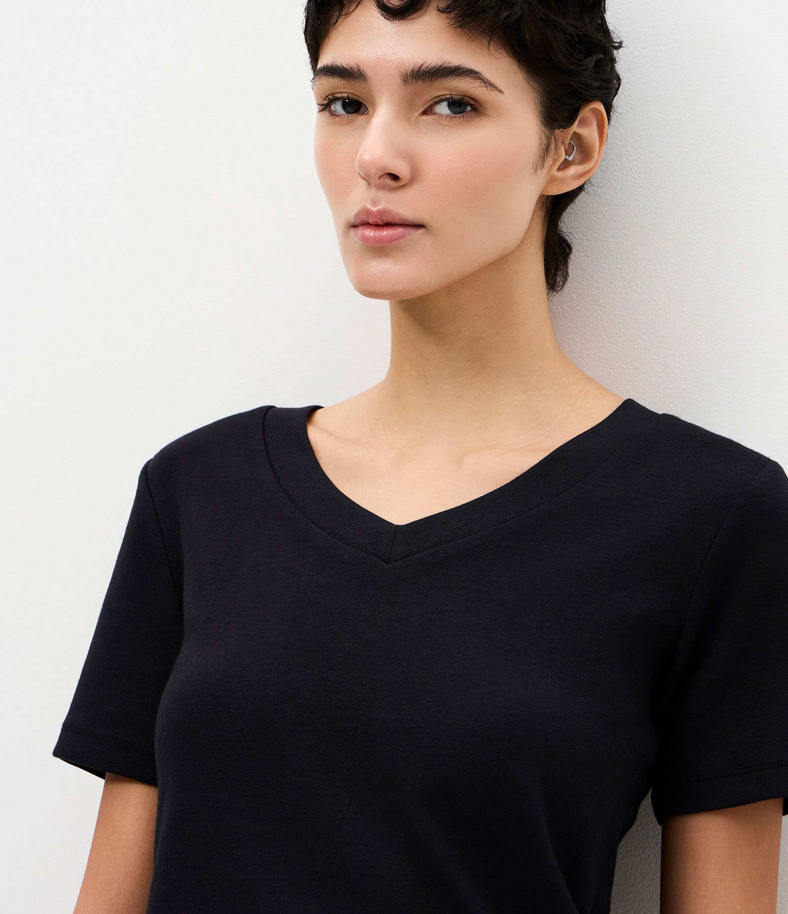 Camiseta em Cotton com Gola V Preto 5