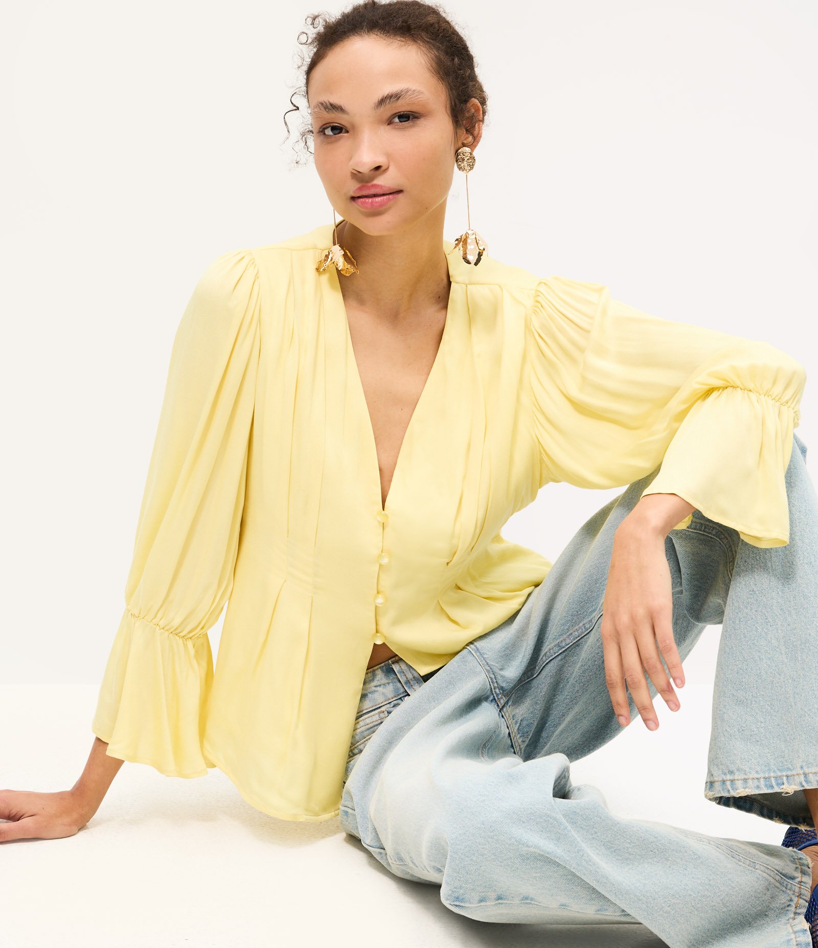 Blusa Acetinada com Decote V e Barra Assimétrica Amarelo 1