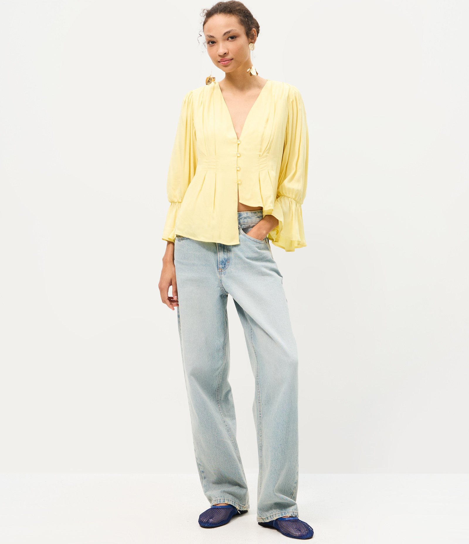 Blusa Acetinada com Decote V e Barra Assimétrica Amarelo 2