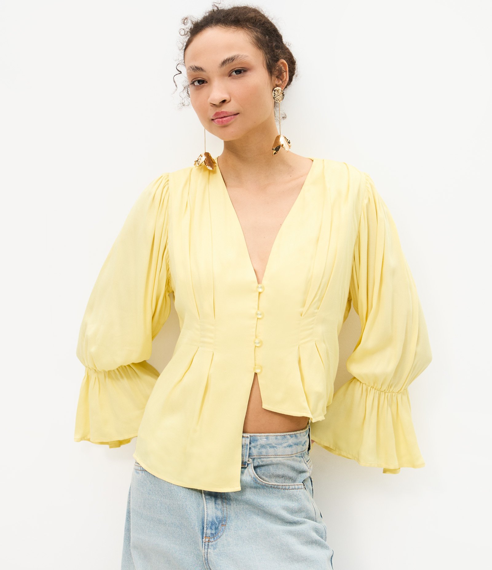 Blusa Acetinada com Decote V e Barra Assimétrica Amarelo 3