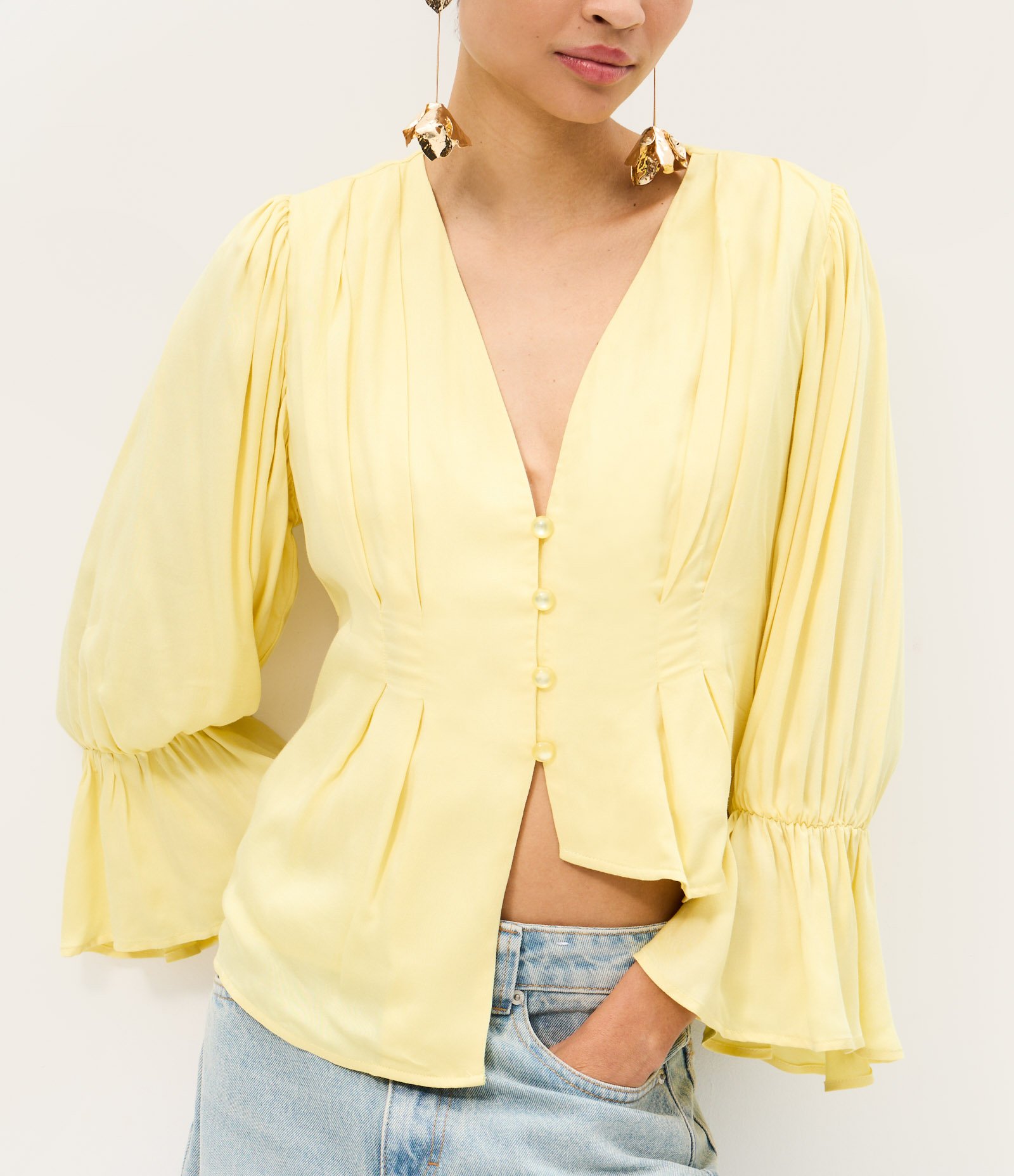 Blusa Acetinada com Decote V e Barra Assimétrica Amarelo 4