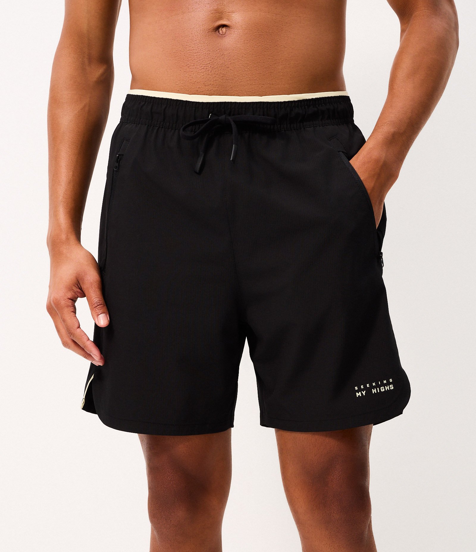 Bermuda Esportiva em Ripstop com Bolsos Funcionais e Estampa Localizada Preto 3
