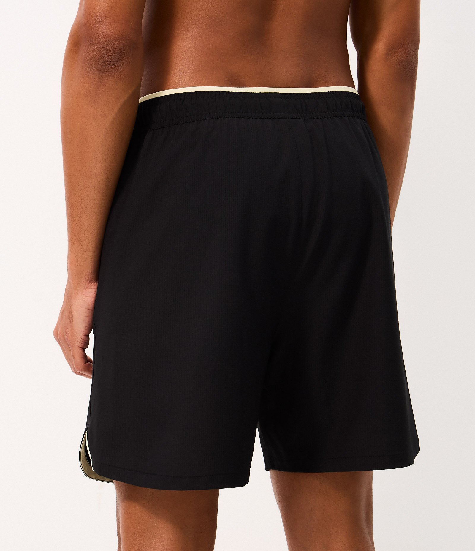 Bermuda Esportiva em Ripstop com Bolsos Funcionais e Estampa Localizada Preto 4
