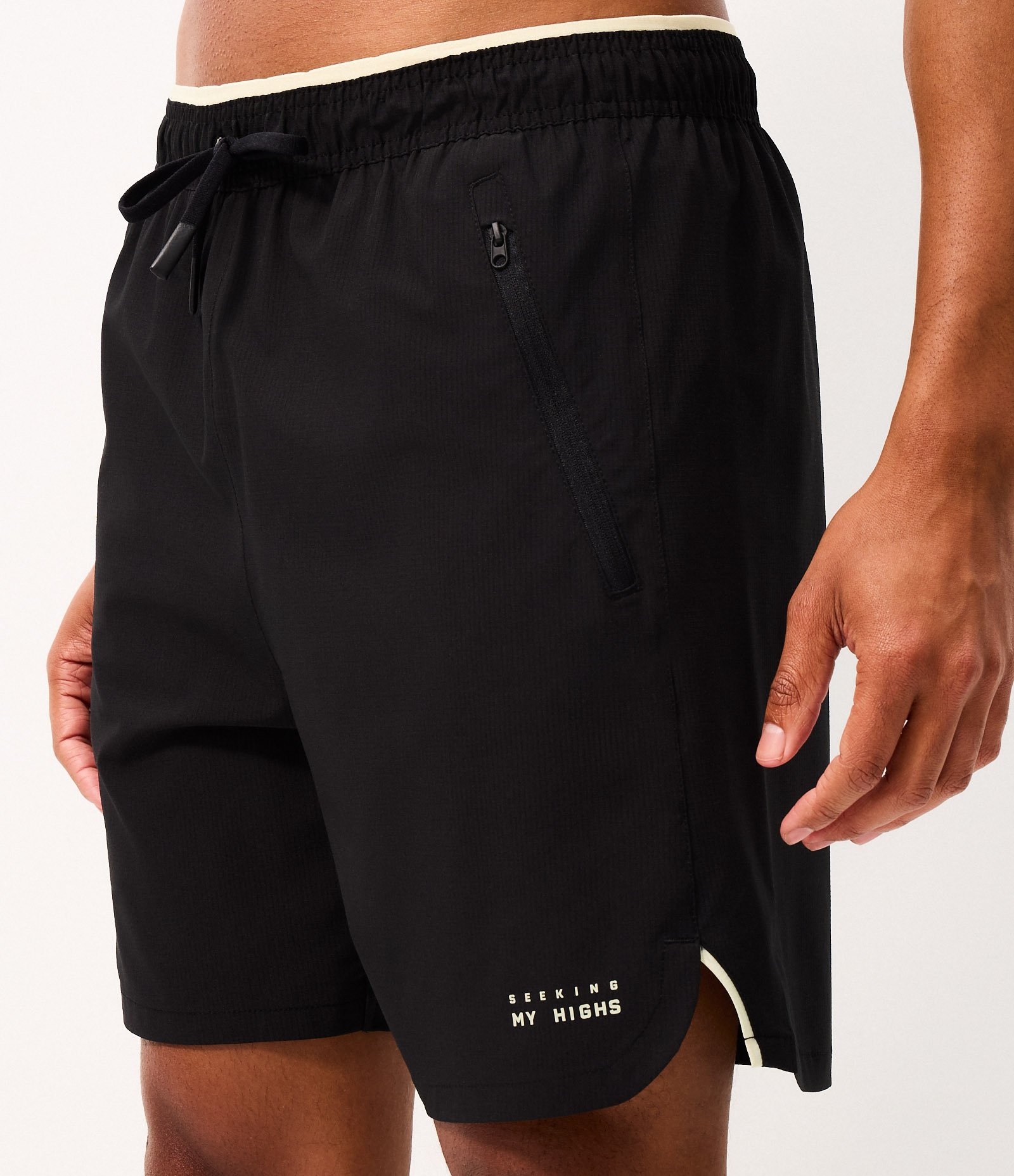 Bermuda Esportiva em Ripstop com Bolsos Funcionais e Estampa Localizada Preto 7