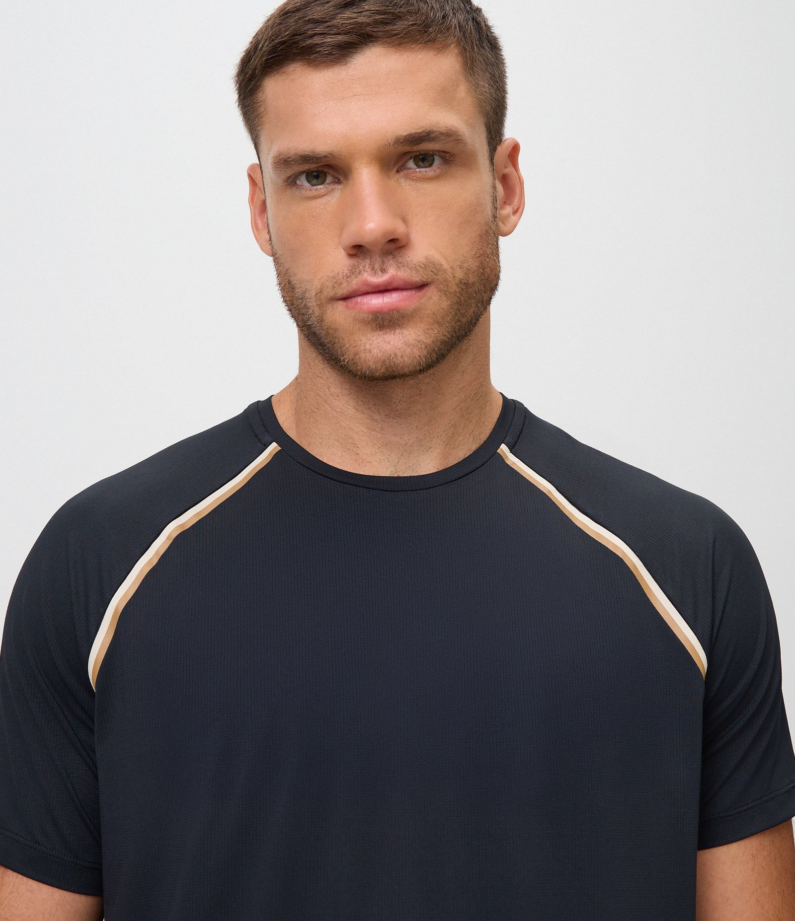 Camiseta Dry com Manga Raglan e Linha Constrastante Preto 4