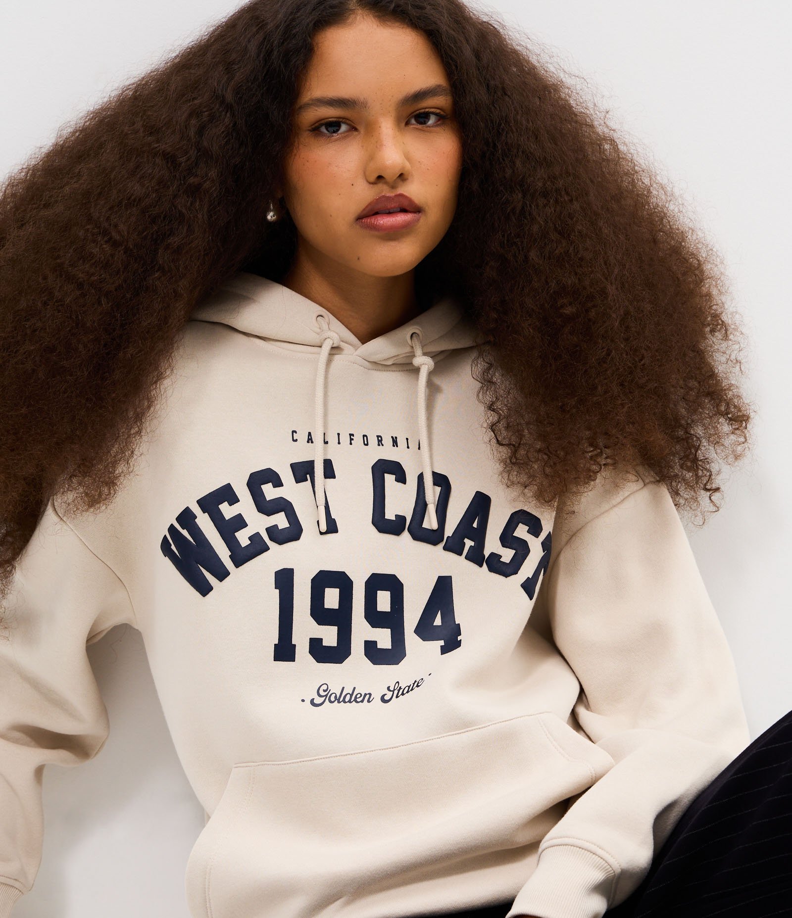 Moletom Oversized Canguru com Estampa College West Coast Bege 1