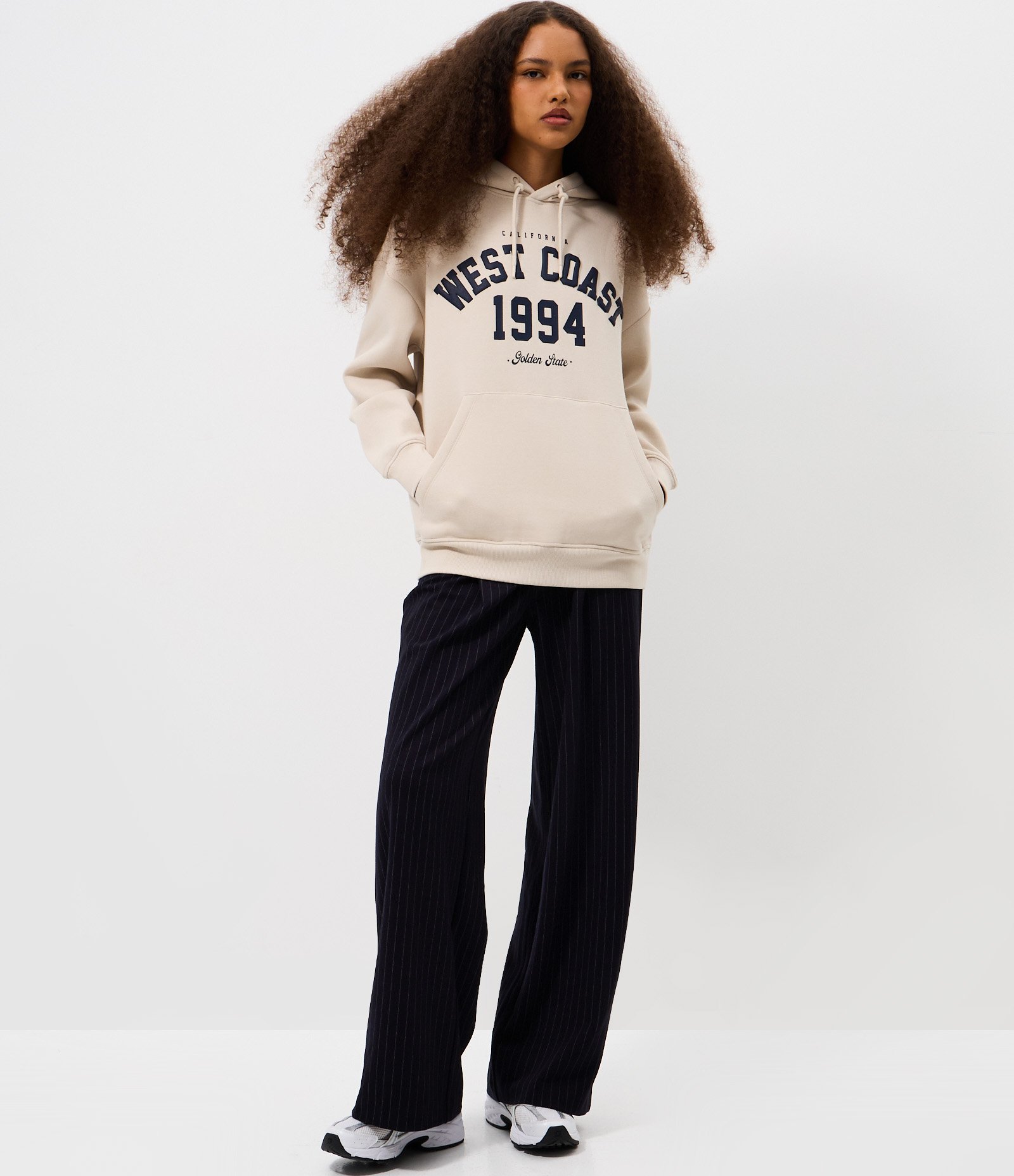 Moletom Oversized Canguru com Estampa College West Coast Bege 2