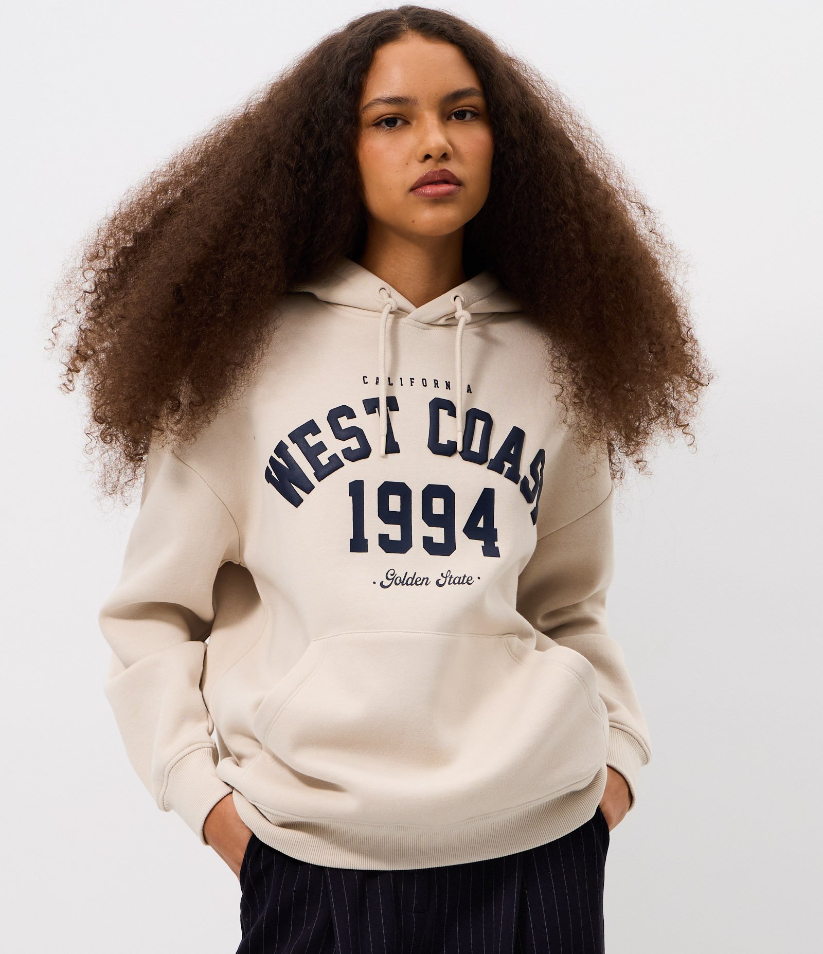 Moletom Oversized Canguru com Estampa College West Coast Bege 3