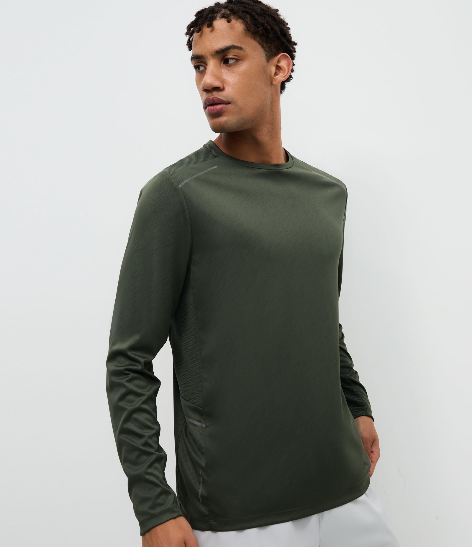 Camiseta Esportiva com Estampa Riscada com Proteção UV Verde Escuro 1