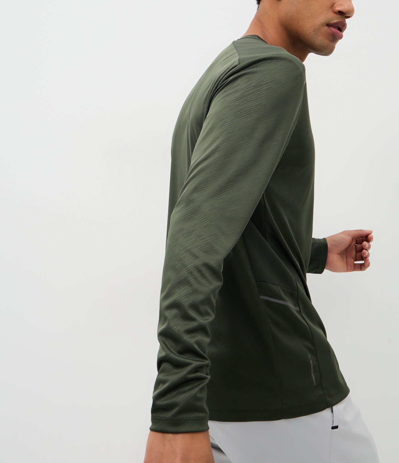 Camiseta Esportiva com Estampa Riscada com Proteção UV Verde Escuro 4