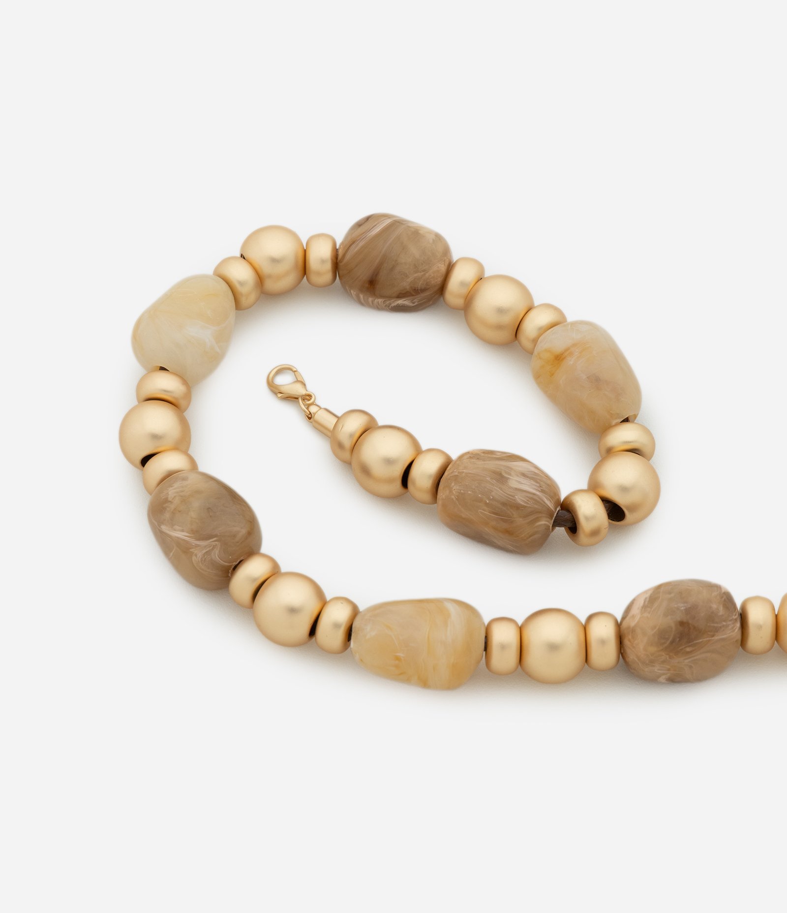 Colar Resinado com Design Orgânico Dourado 3