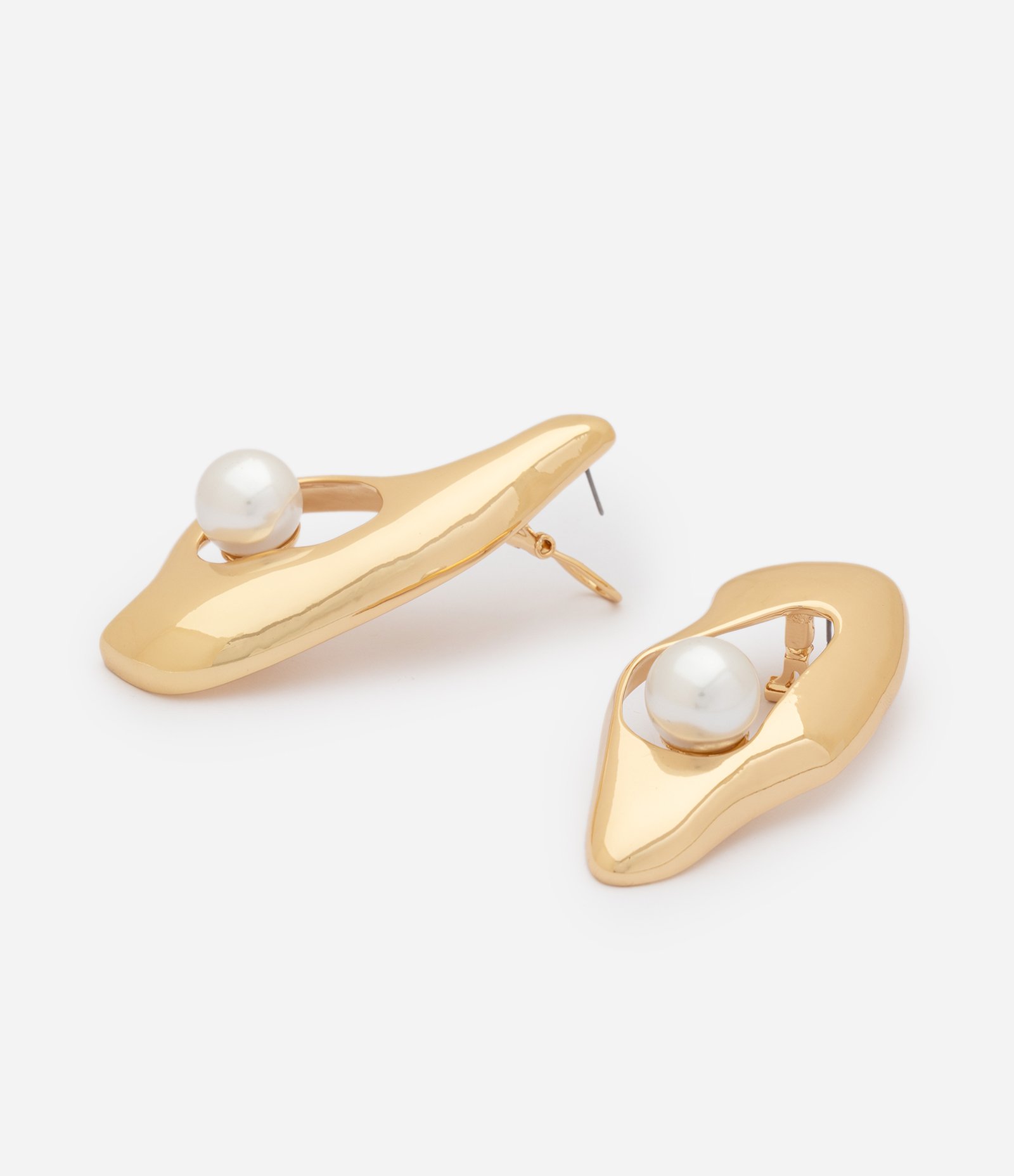Brinco com Design Orgânico Vazado e Pérola Dourado 2