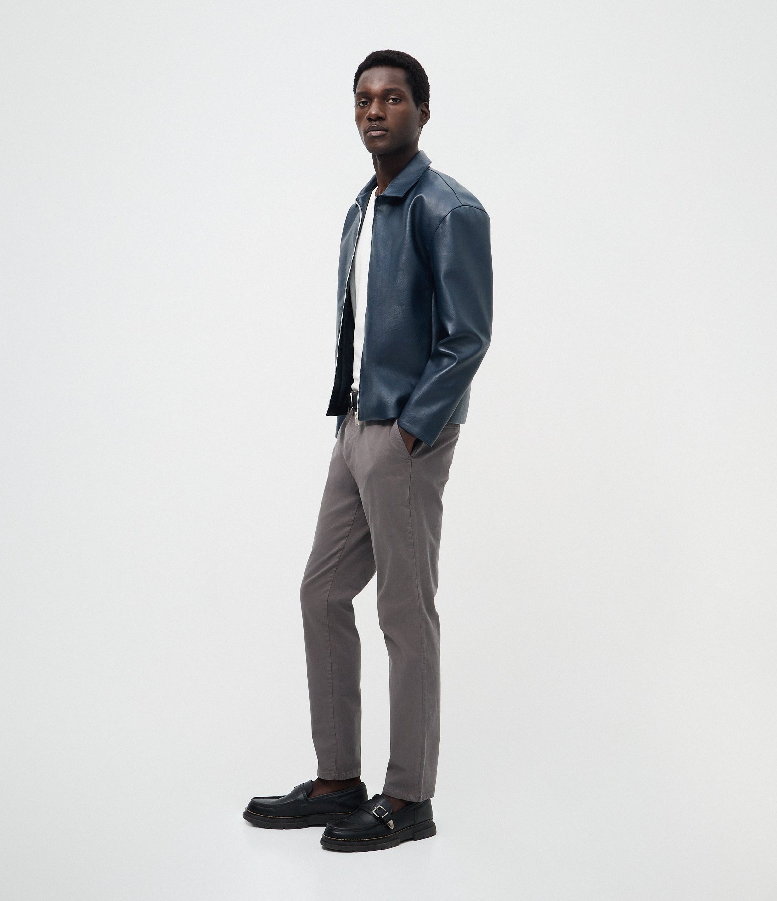Calça Slim em Sarja e Efeito Lavada Cinza 1