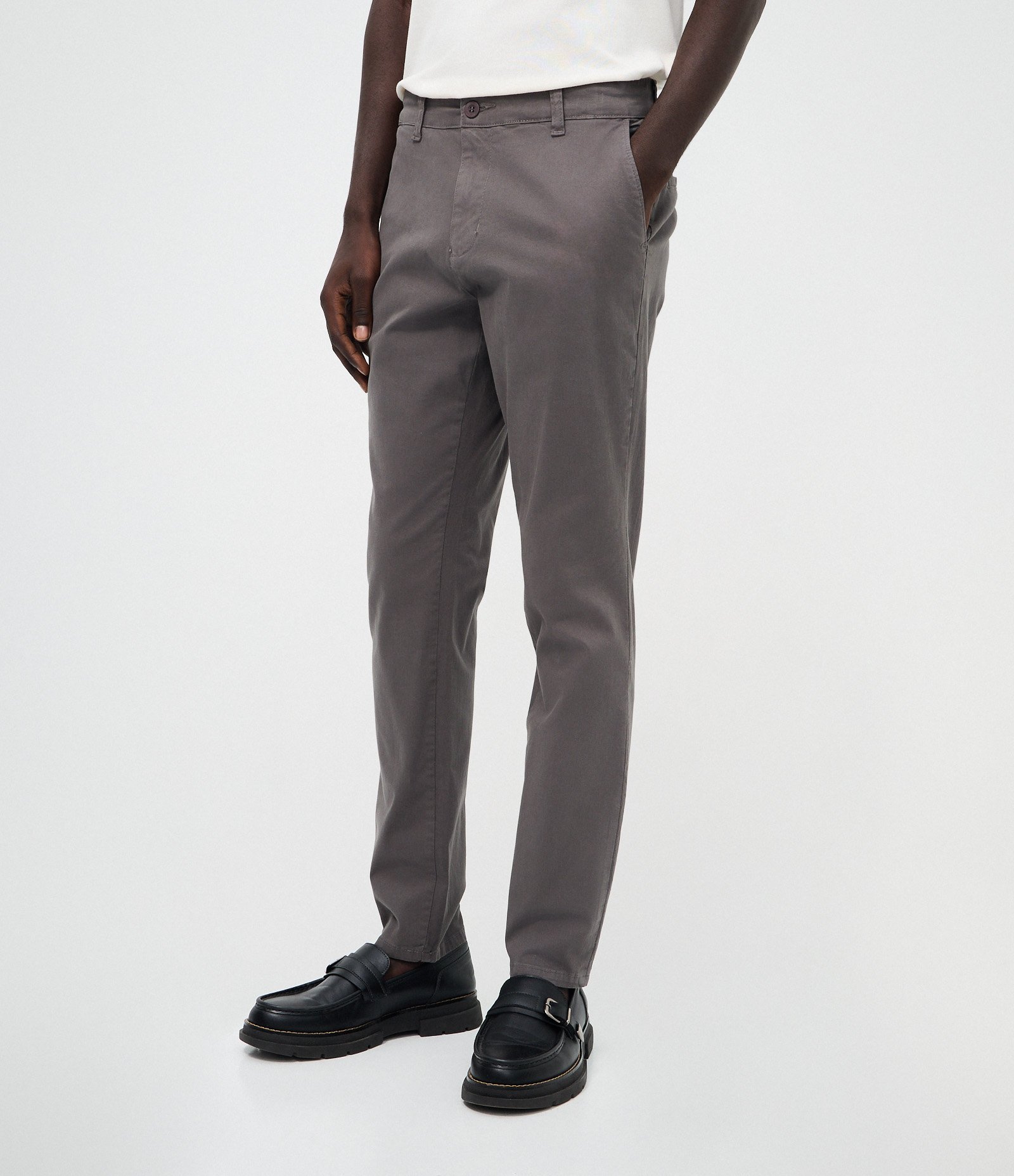 Calça Slim em Sarja e Efeito Lavada Cinza 2