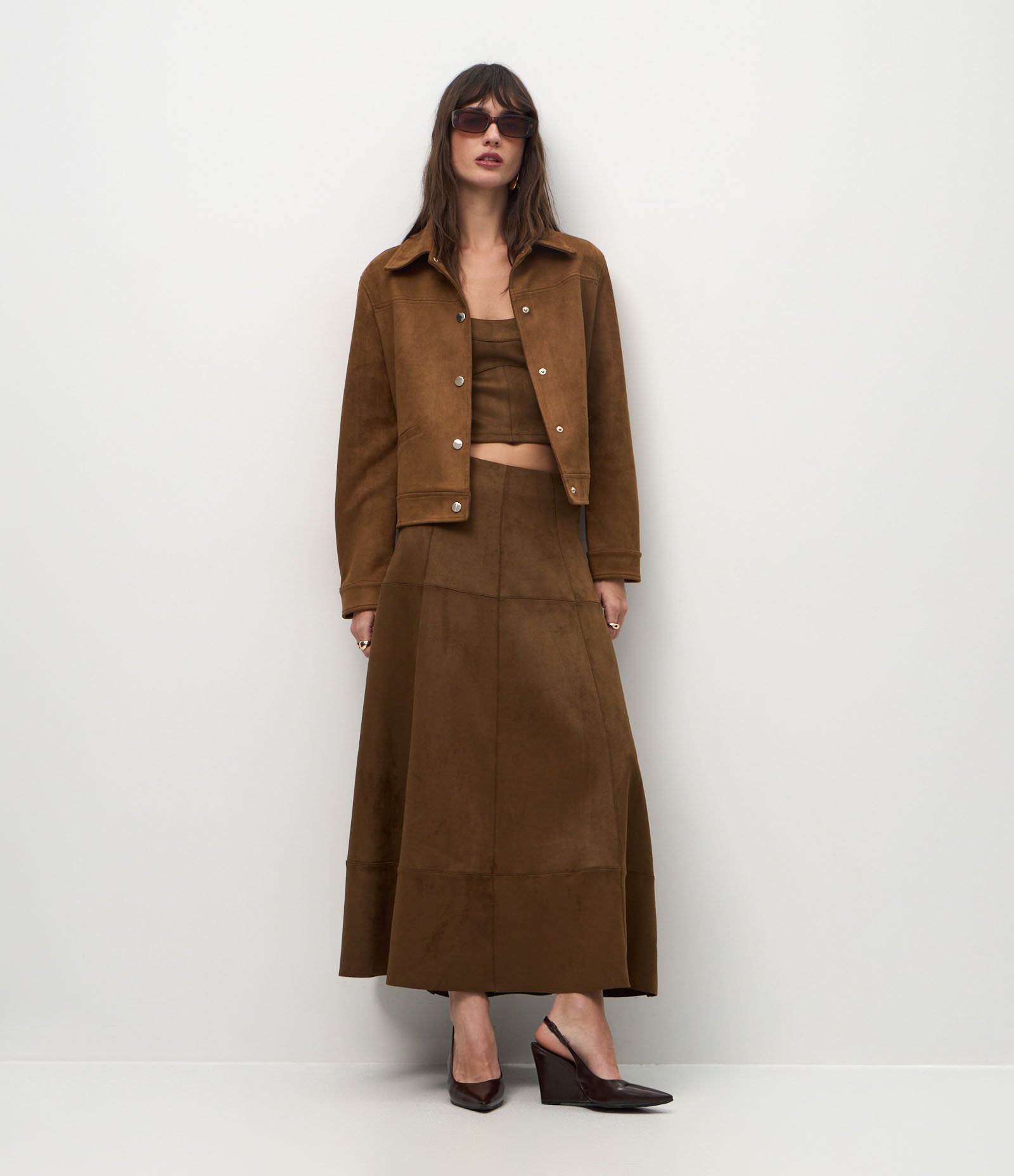 Saia Midi Evasê em Suede com Recortes Estruturados Marrom 1