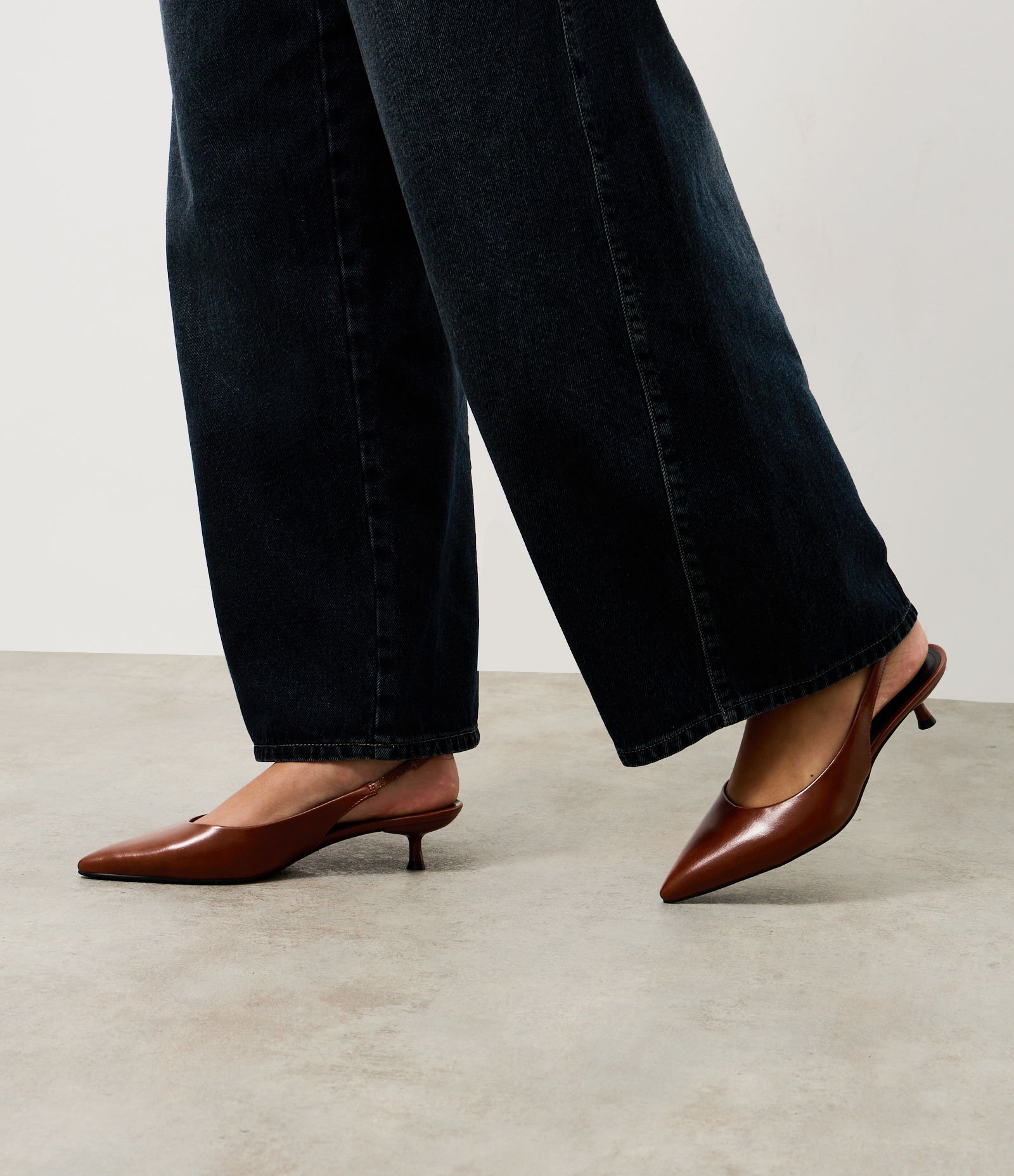 Sapato Slingback em PU com Salto Kitten Heel Marrom 2