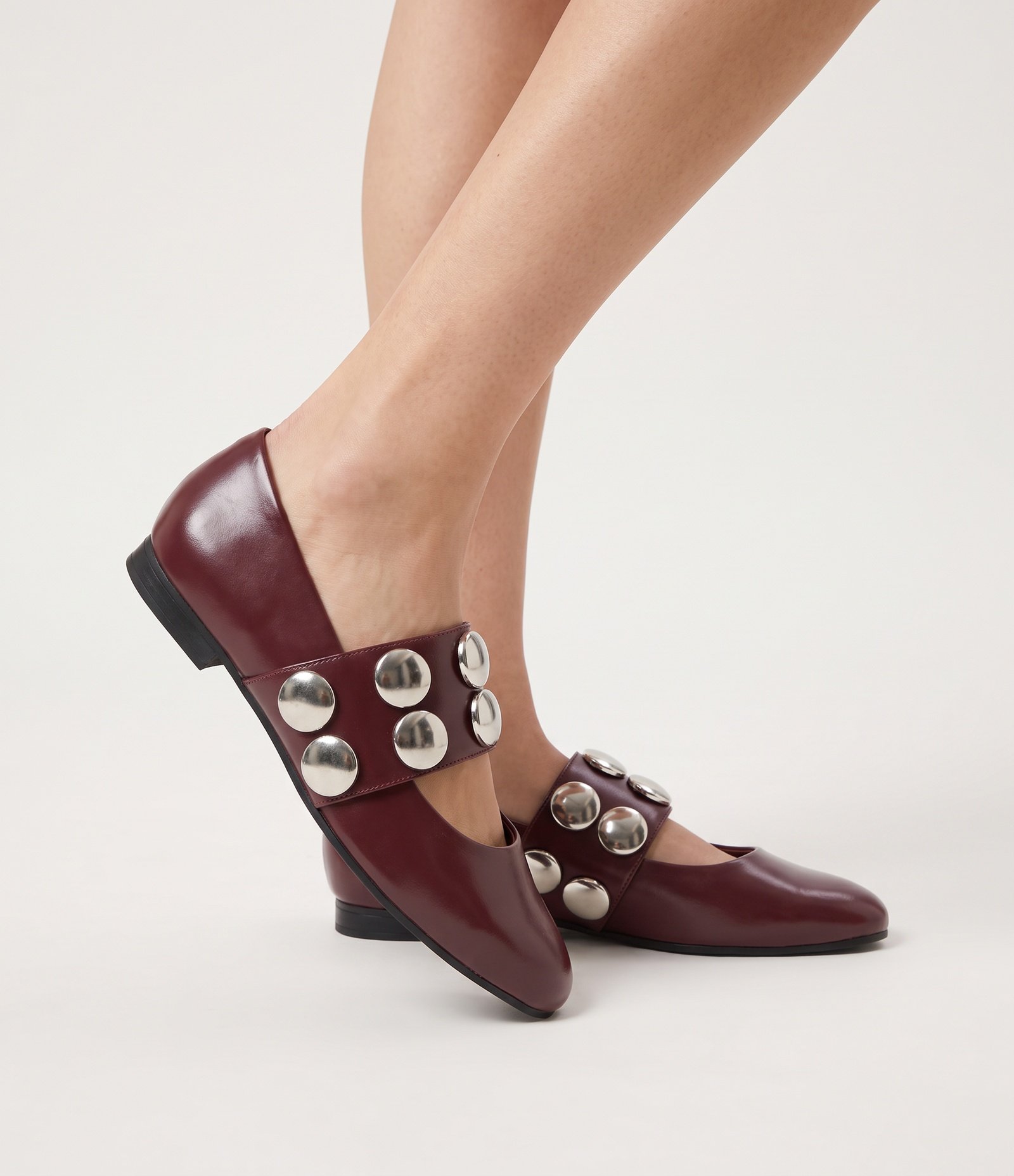 Sapatilha em PU com Faixa Larga e Studs Aplicados Bordô 1