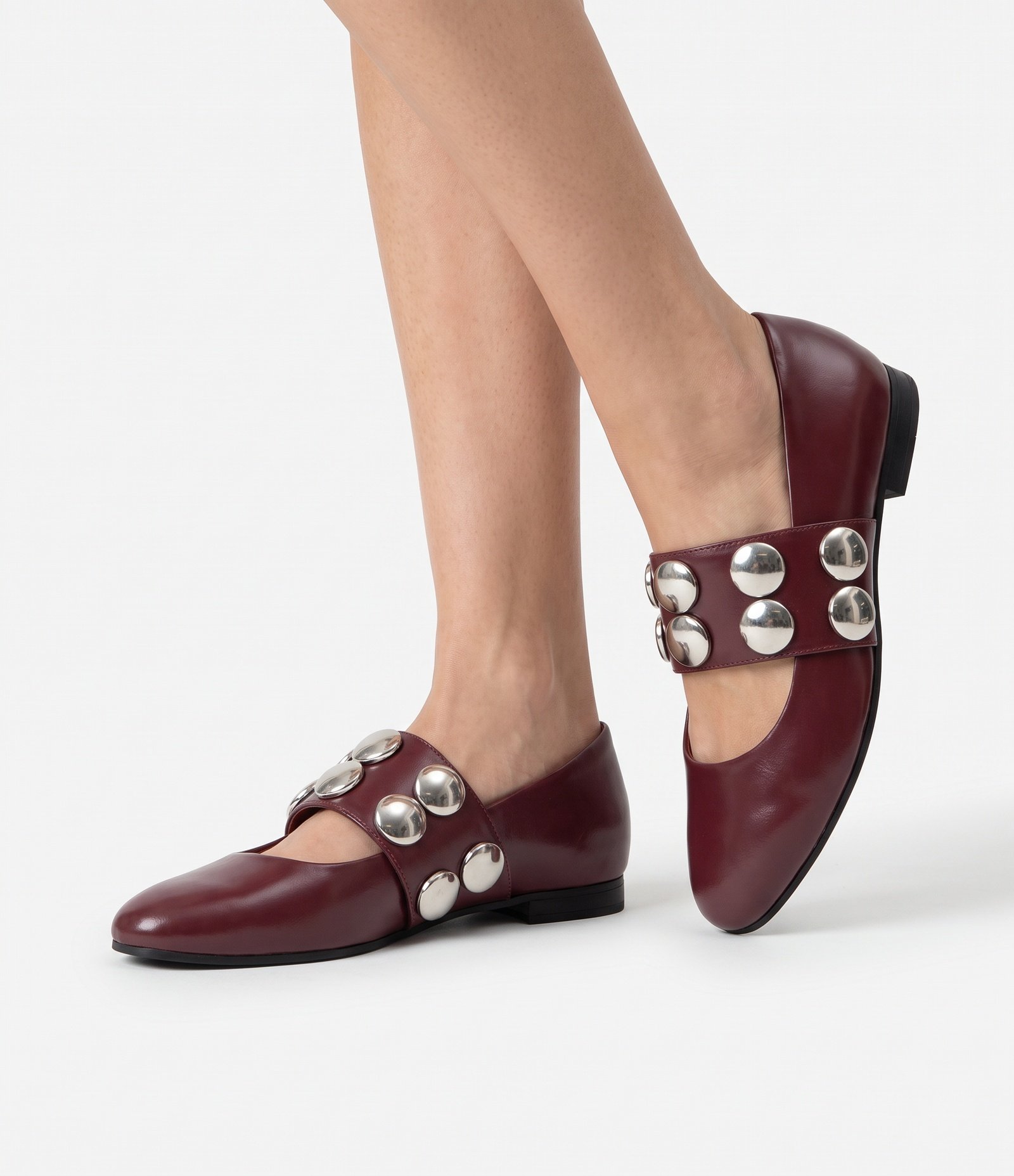 Sapatilha em PU com Faixa Larga e Studs Aplicados Bordô 2
