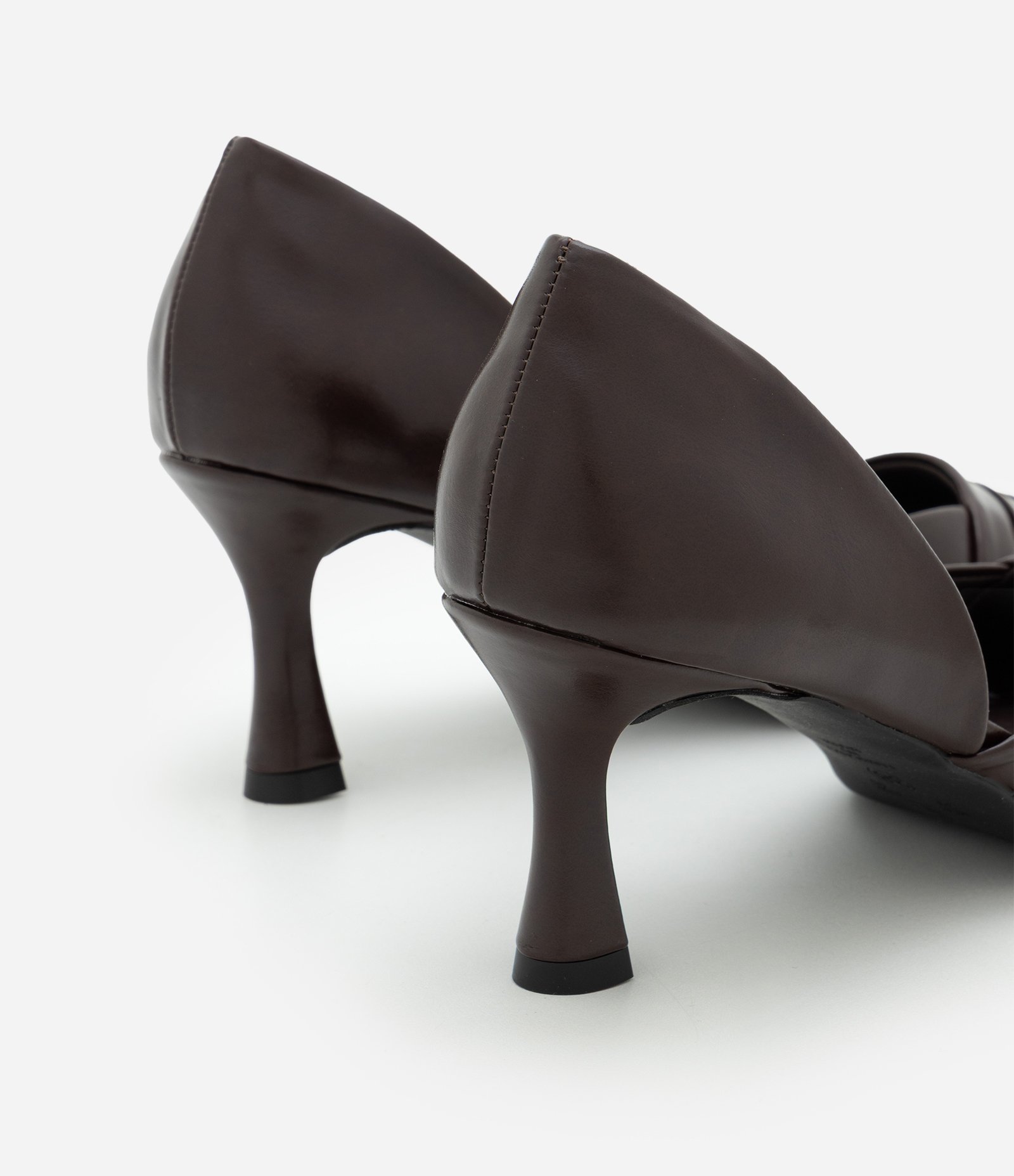 Sapato em PU com Recorte Lateral e Bico Fino Marrom 3