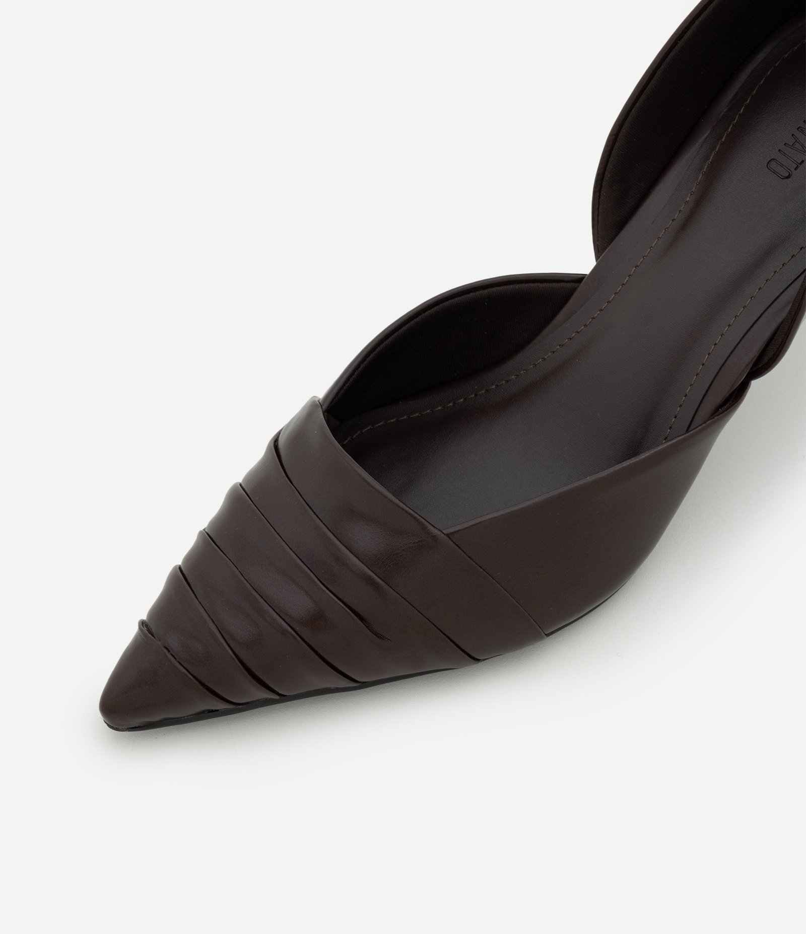 Sapato em PU com Recorte Lateral e Bico Fino Marrom 4