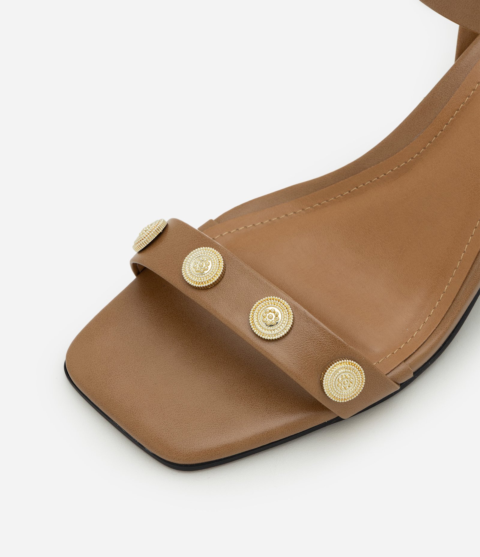 Sandália em PU com Salto Fino e Enfeites de Moedas Bege 3