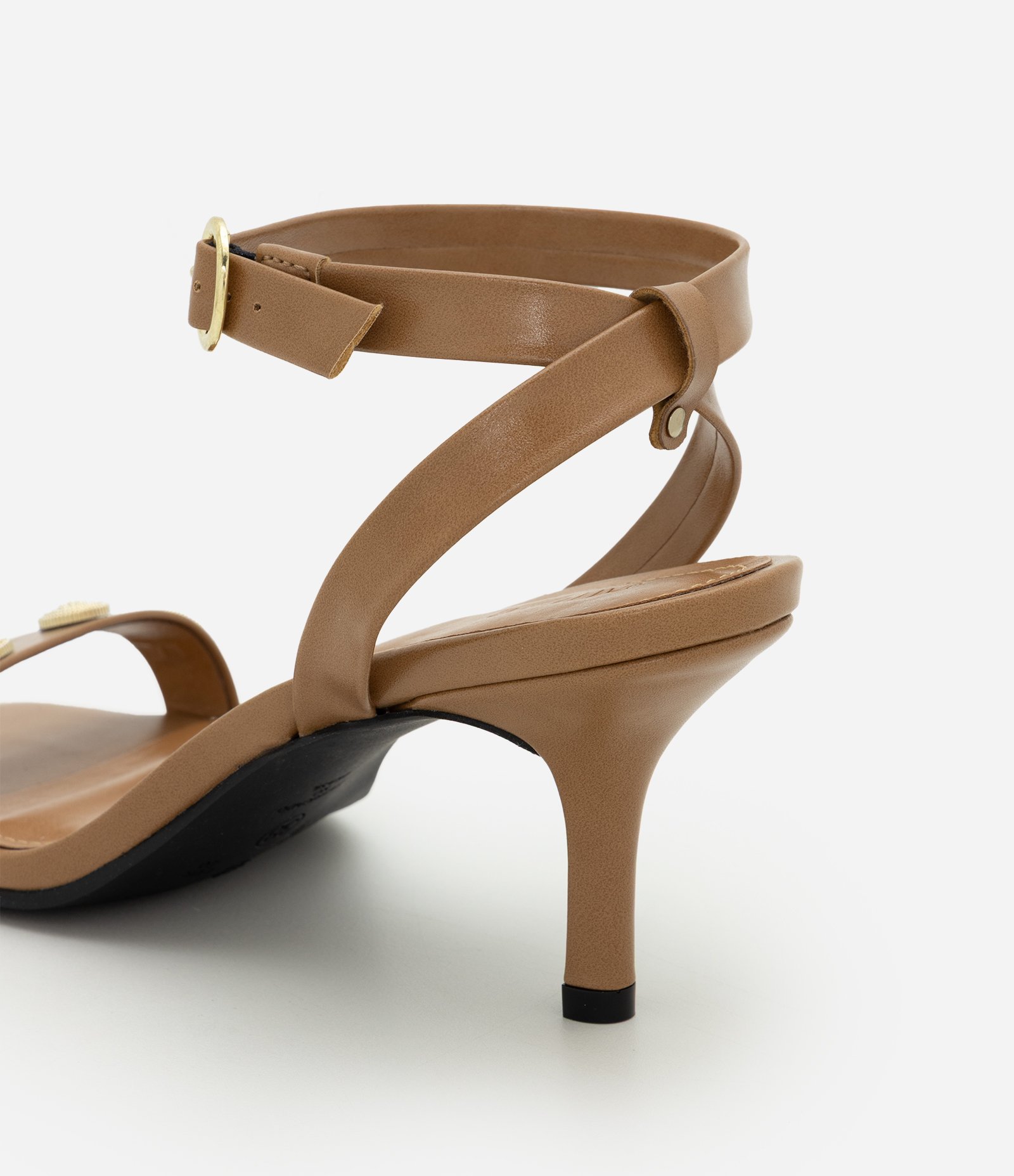 Sandália em PU com Salto Fino e Enfeites de Moedas Bege 6