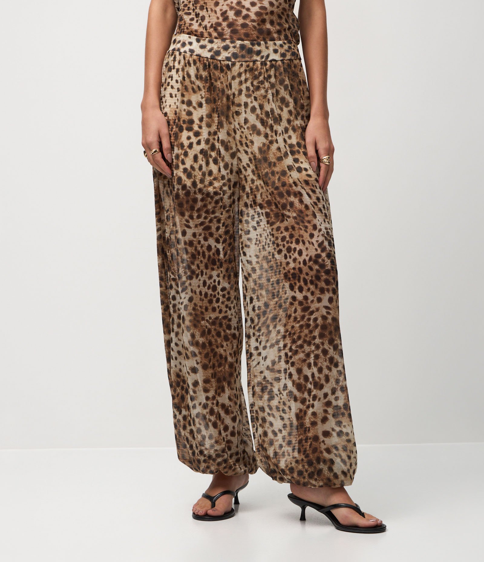 Calça Aladim em Tule com Cós Largo e Estampa Animal Print Marrom 3
