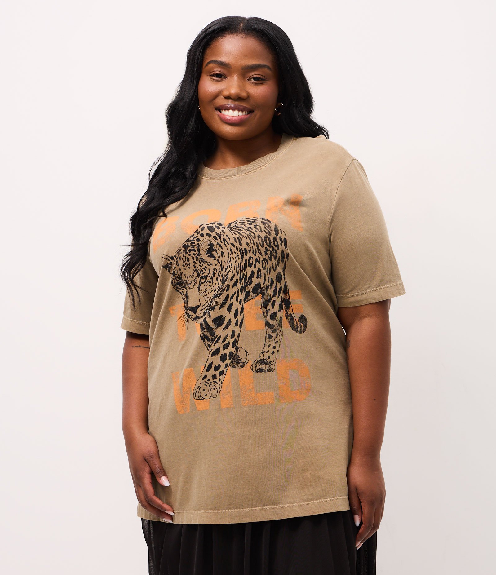 Camiseta Alongada com Estampa Onça Born to Be Wild Curve & Plus Size Marrom 1