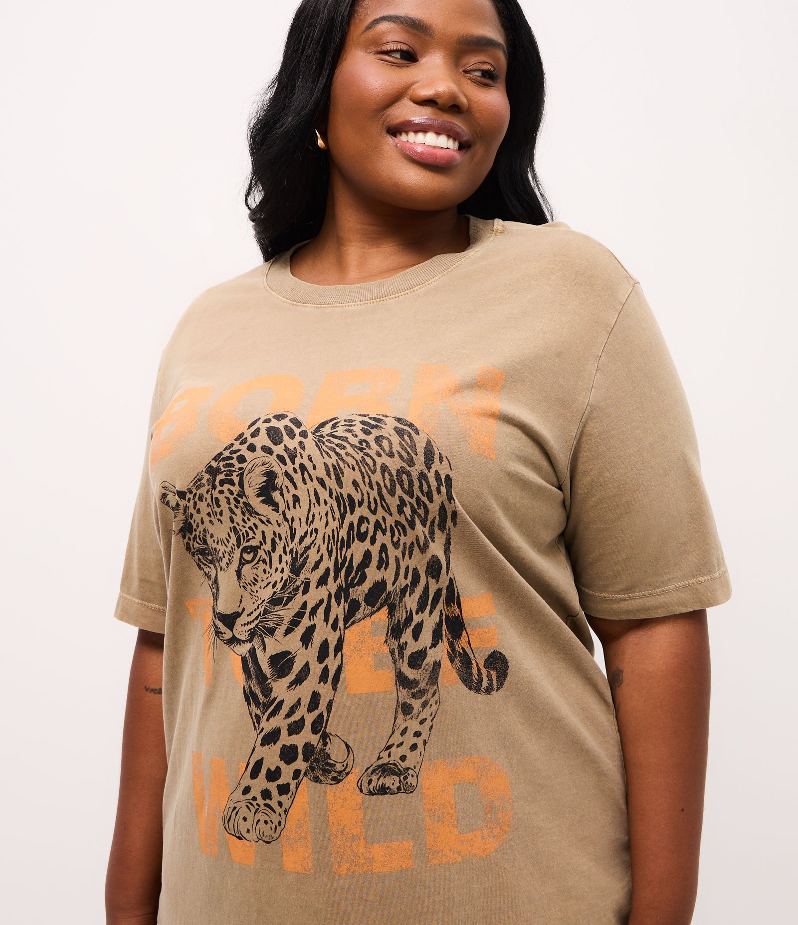 Camiseta Alongada com Estampa Onça Born to Be Wild Curve & Plus Size Marrom 3