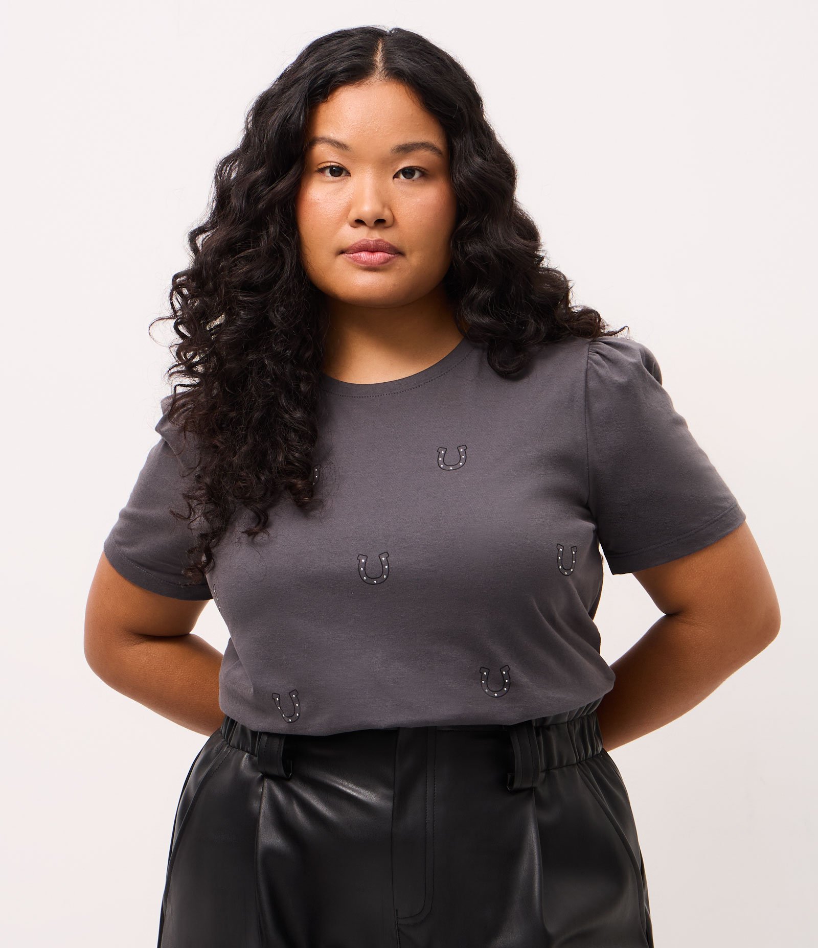 Blusa com Ferraduras de Brilhos Aplicados e Manga Bufante Curve e Plus Size Cinza 1