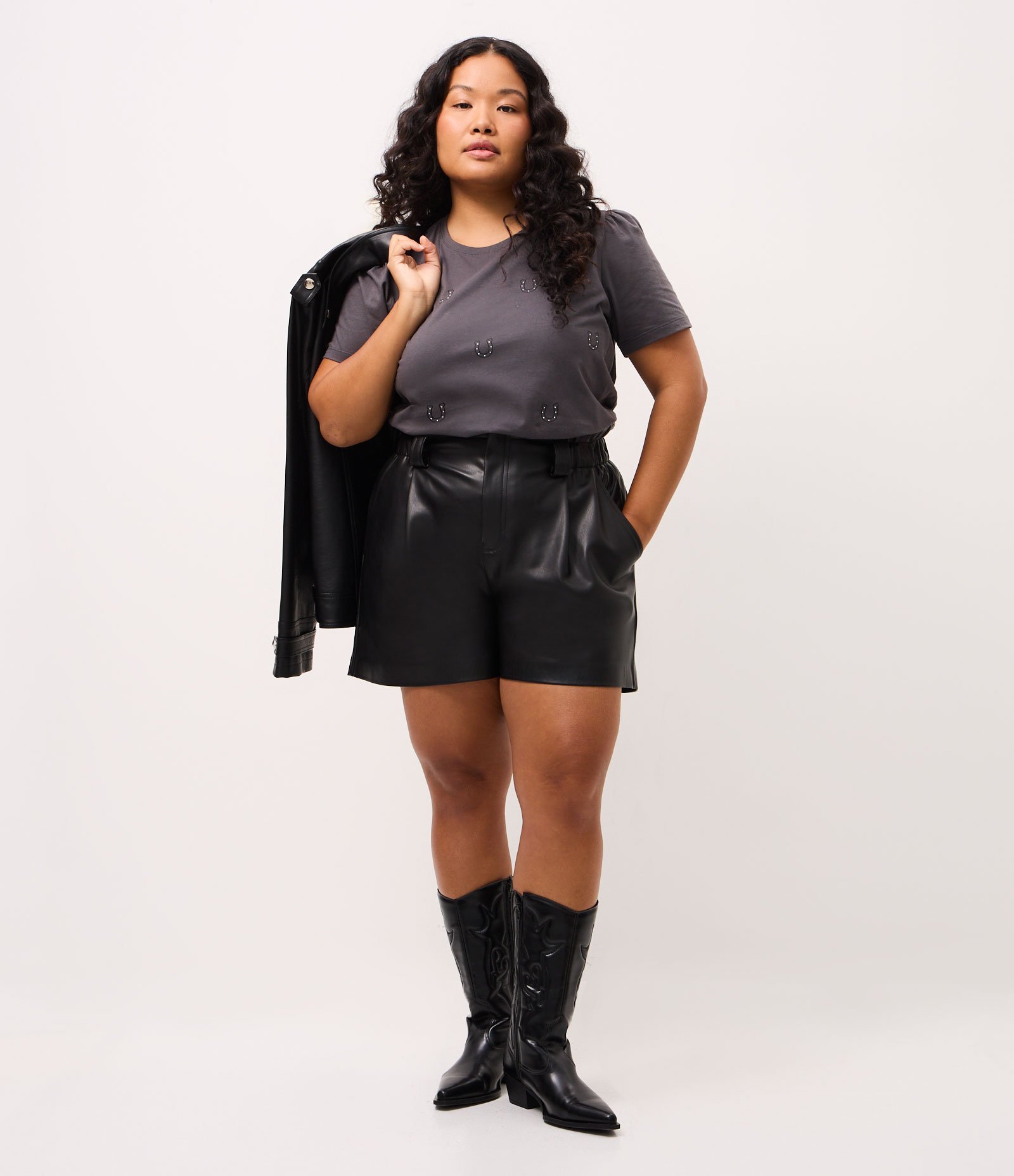 Blusa com Ferraduras de Brilhos Aplicados e Manga Bufante Curve e Plus Size Cinza 2