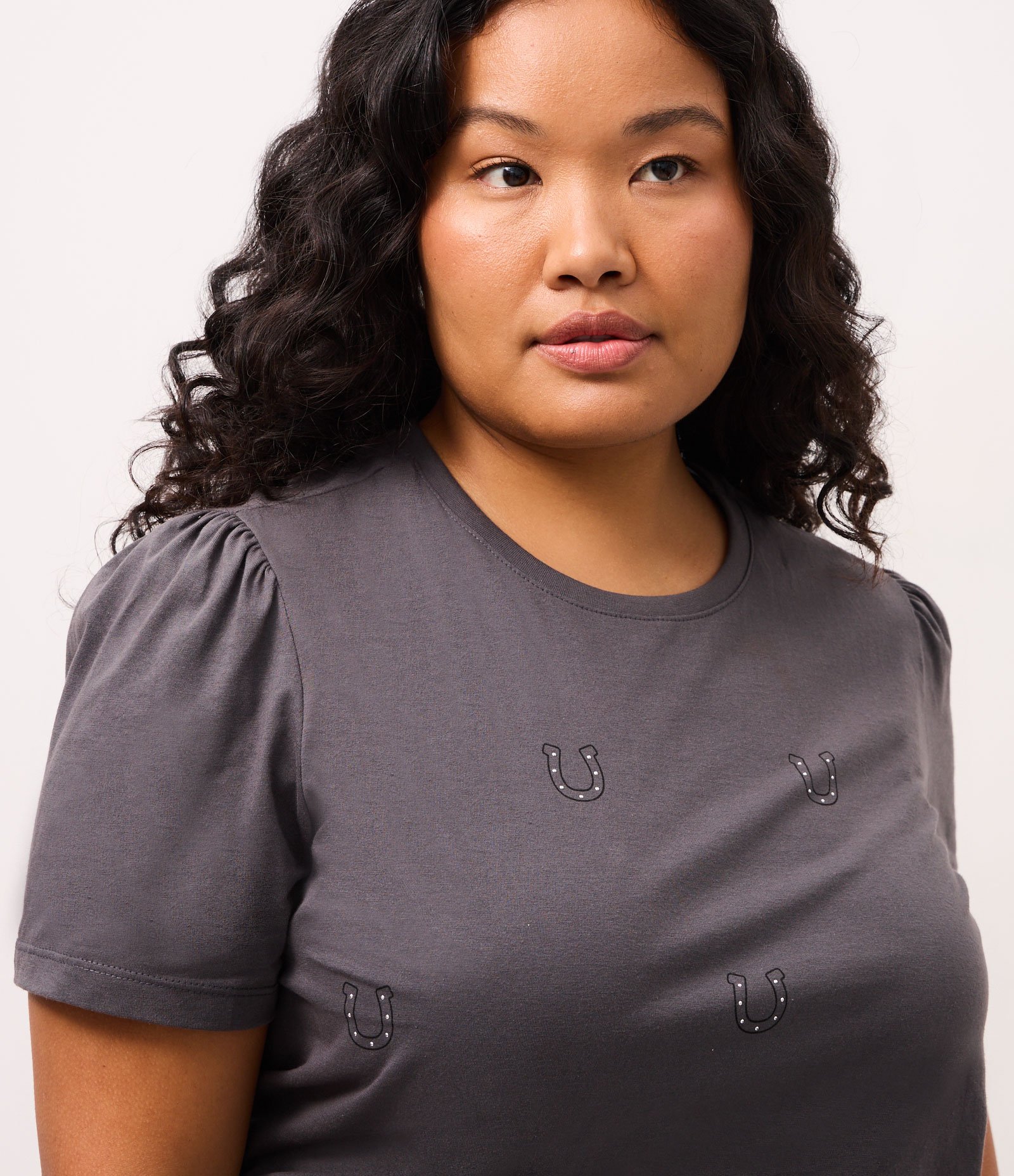 Blusa com Ferraduras de Brilhos Aplicados e Manga Bufante Curve e Plus Size Cinza 3