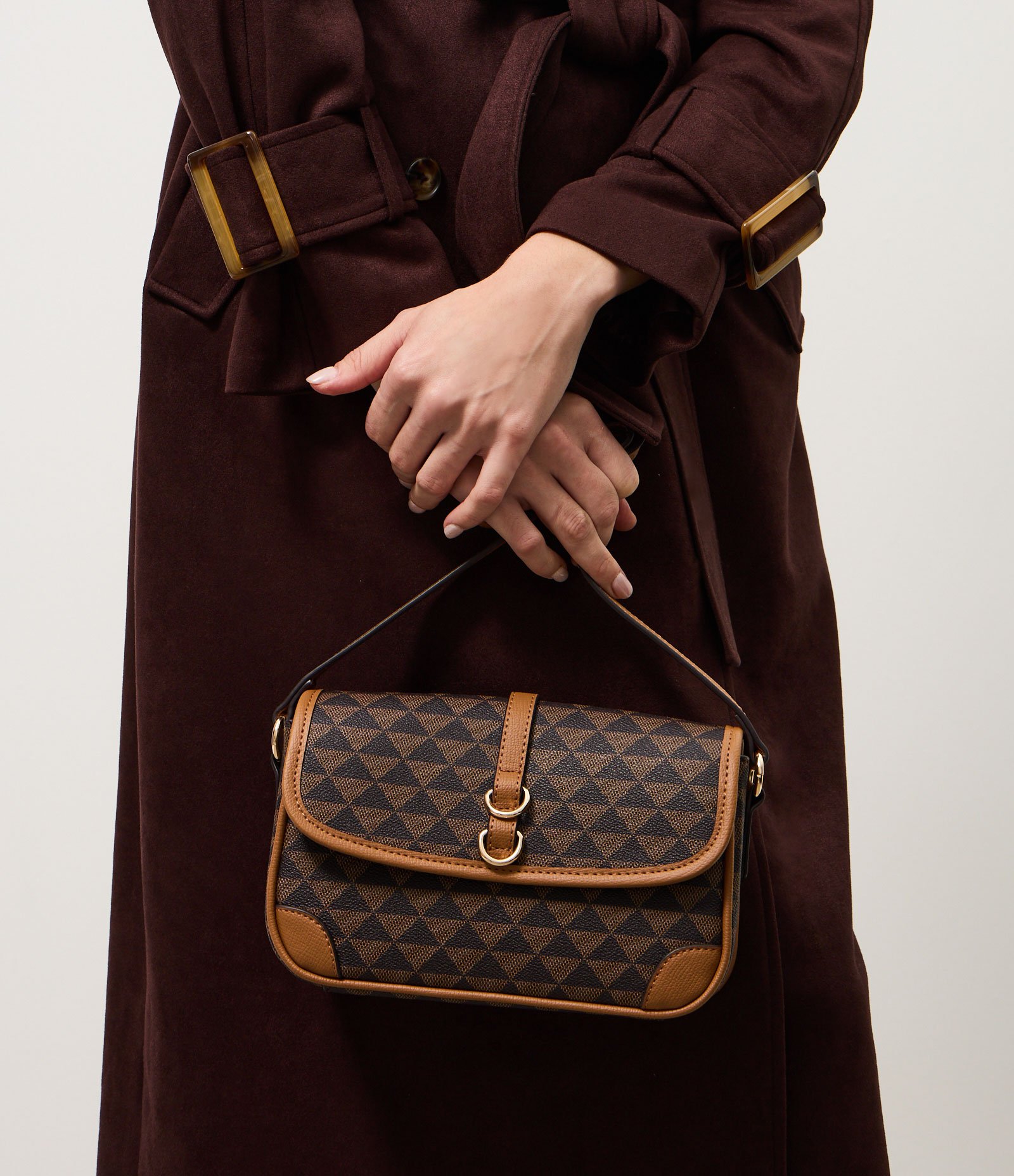 Bolsa Shoulder Média em PU com Estampa Triângulos Marrom 9
