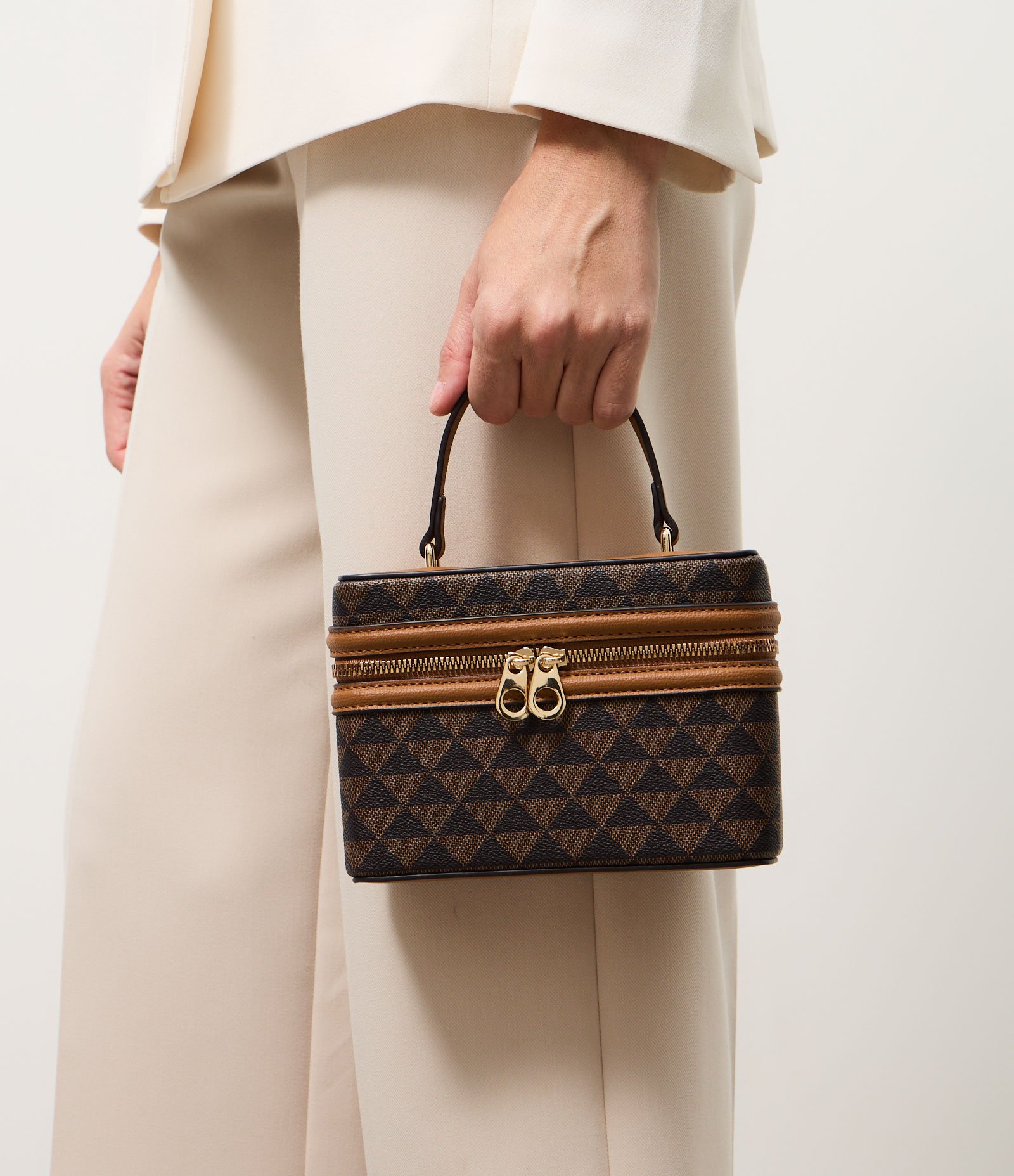 Bolsa Box Transversal em PU com Estampa Triângulos Marrom 8