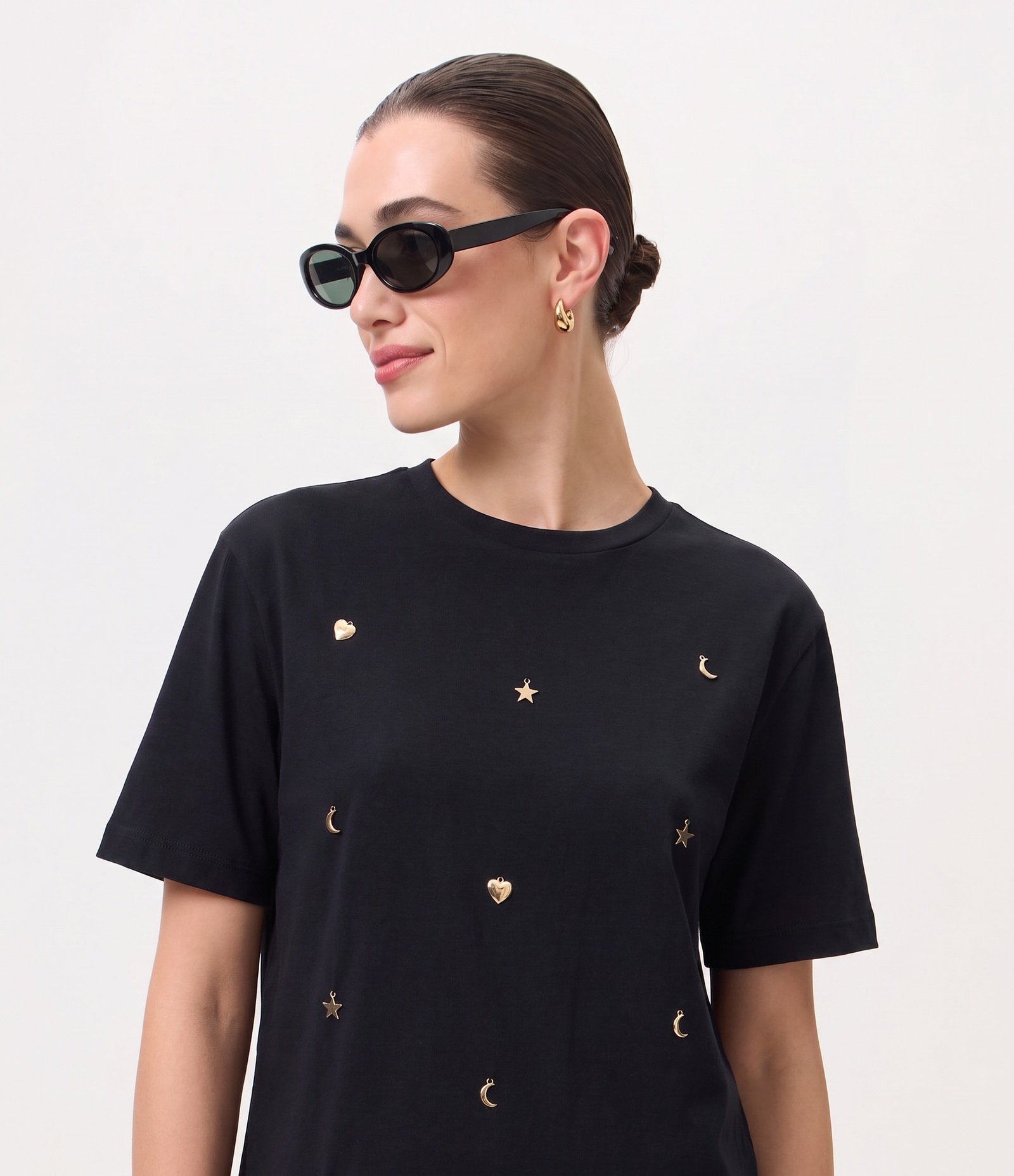Camiseta Regular em Algodão com Aplicação de Pingentes Preto 1