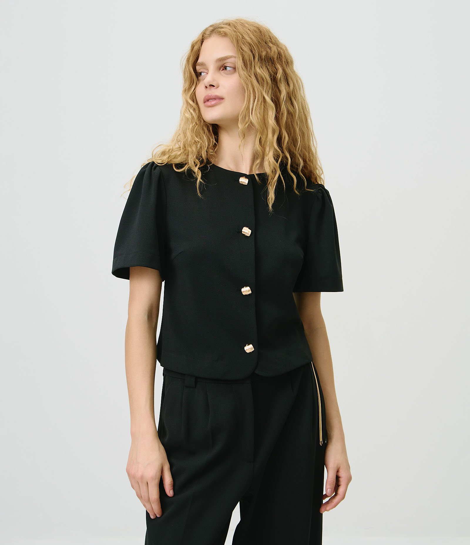 Blusa Curta em Crepe com Manga Bufante Preto 1