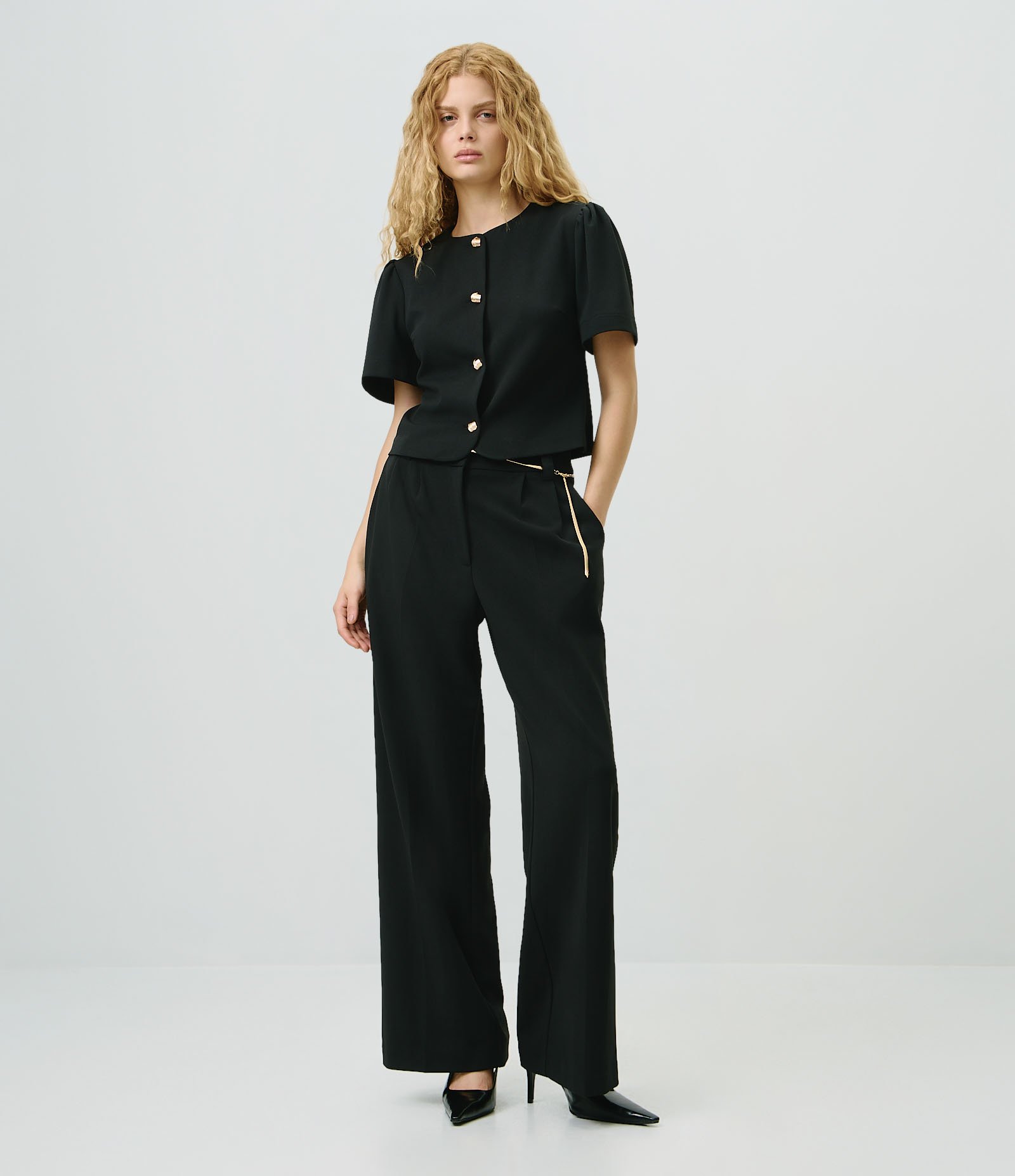 Blusa Curta em Crepe com Manga Bufante Preto 2