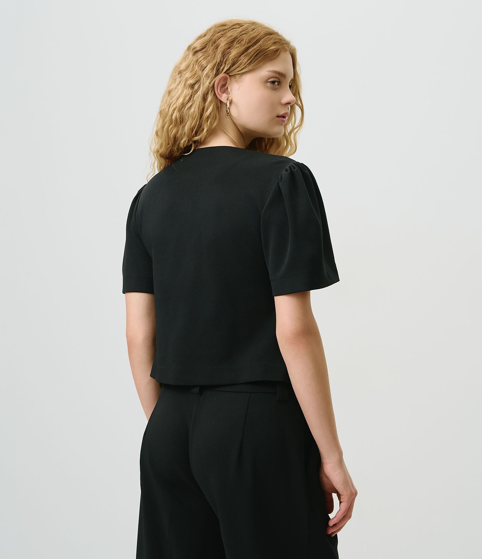 Blusa Curta em Crepe com Manga Bufante Preto 4