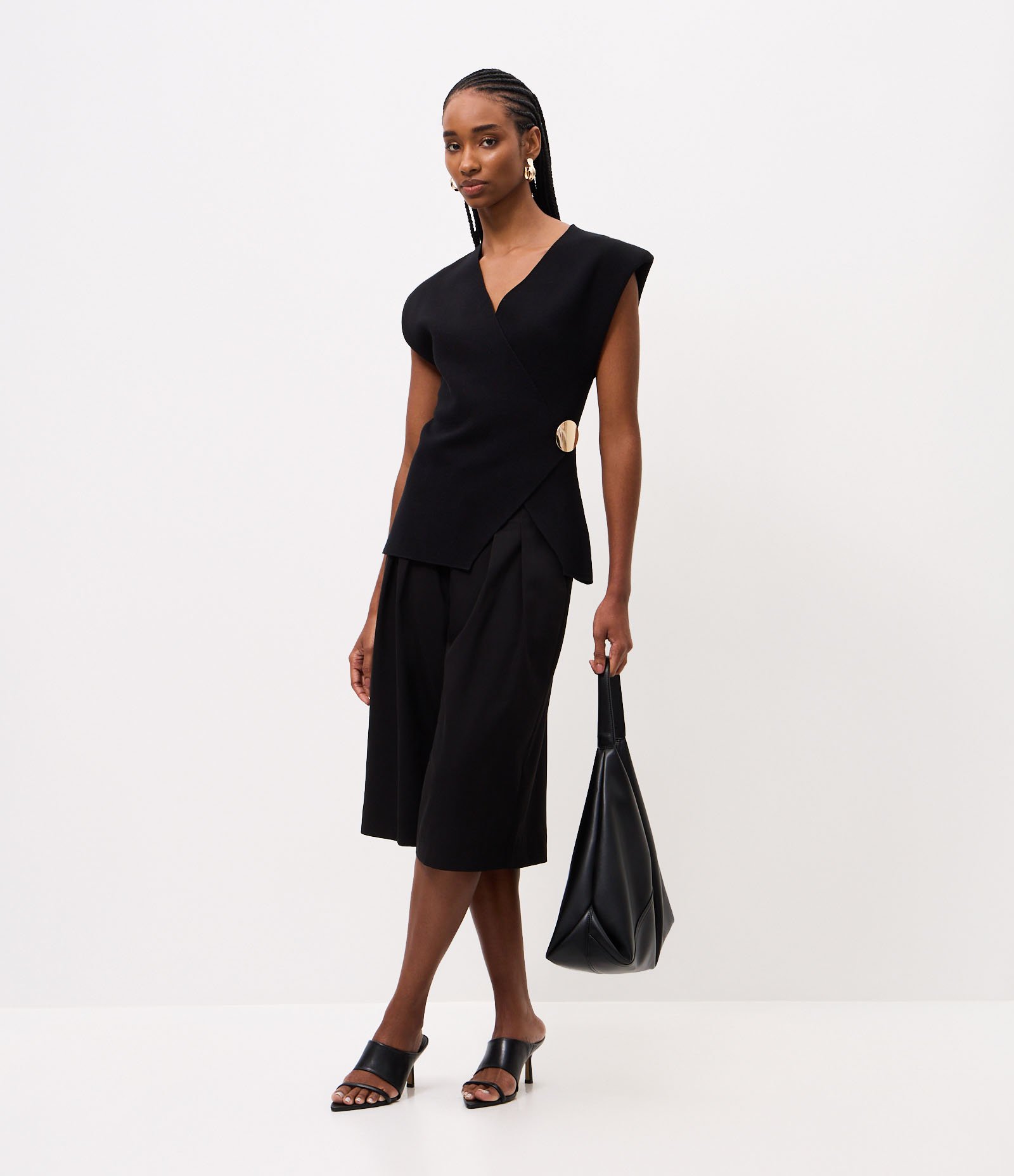 Blusa Regular em Tricô com Botão Lateral Preto 2