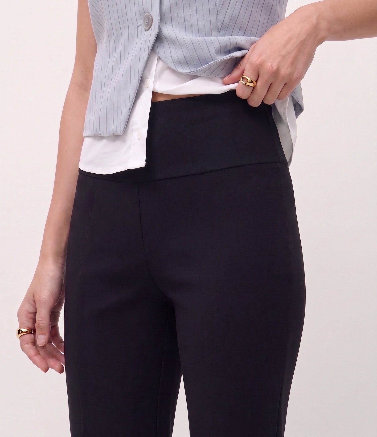 Calça Capri em Tricô com Pala Larga Virada Preto 4