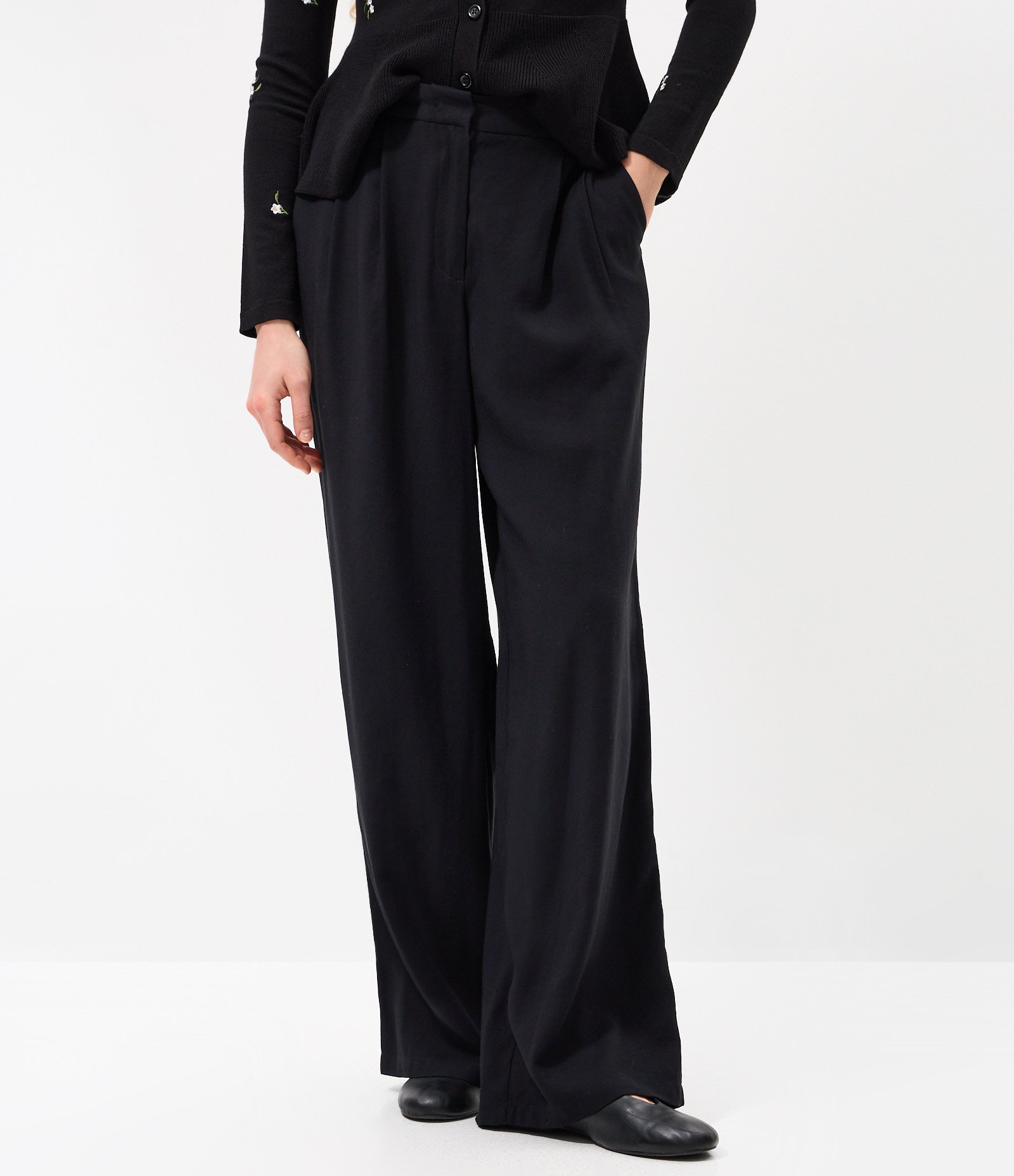 Calça Wide Alfaiatada em Sarja Preto 2