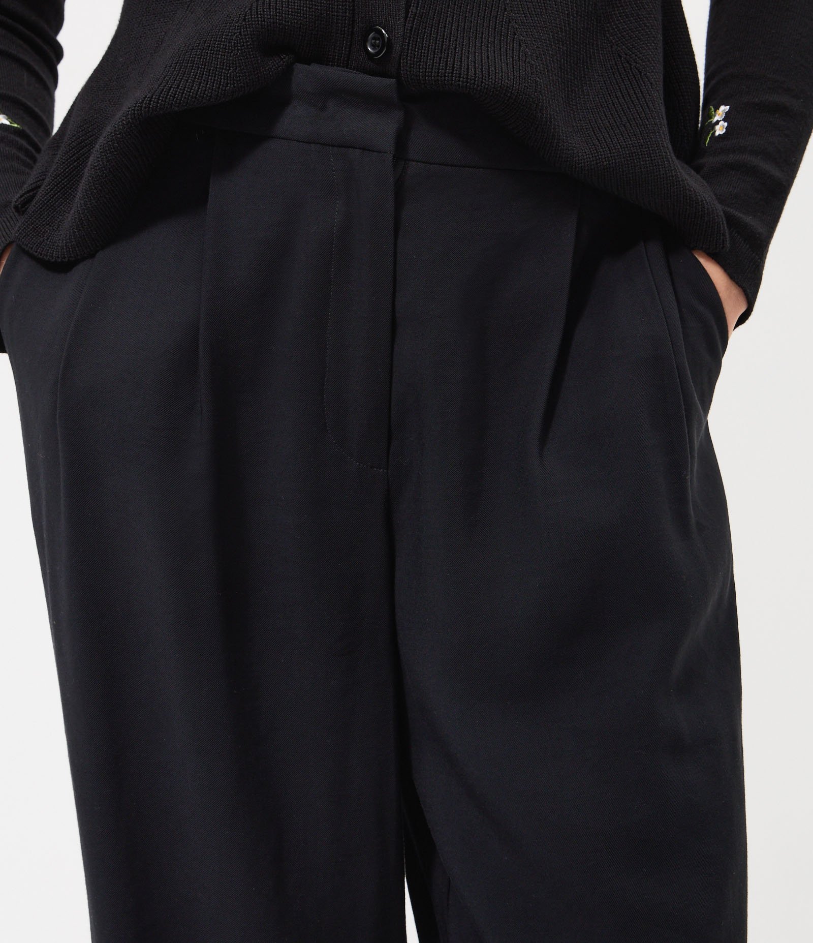 Calça Wide Alfaiatada em Sarja Preto 3