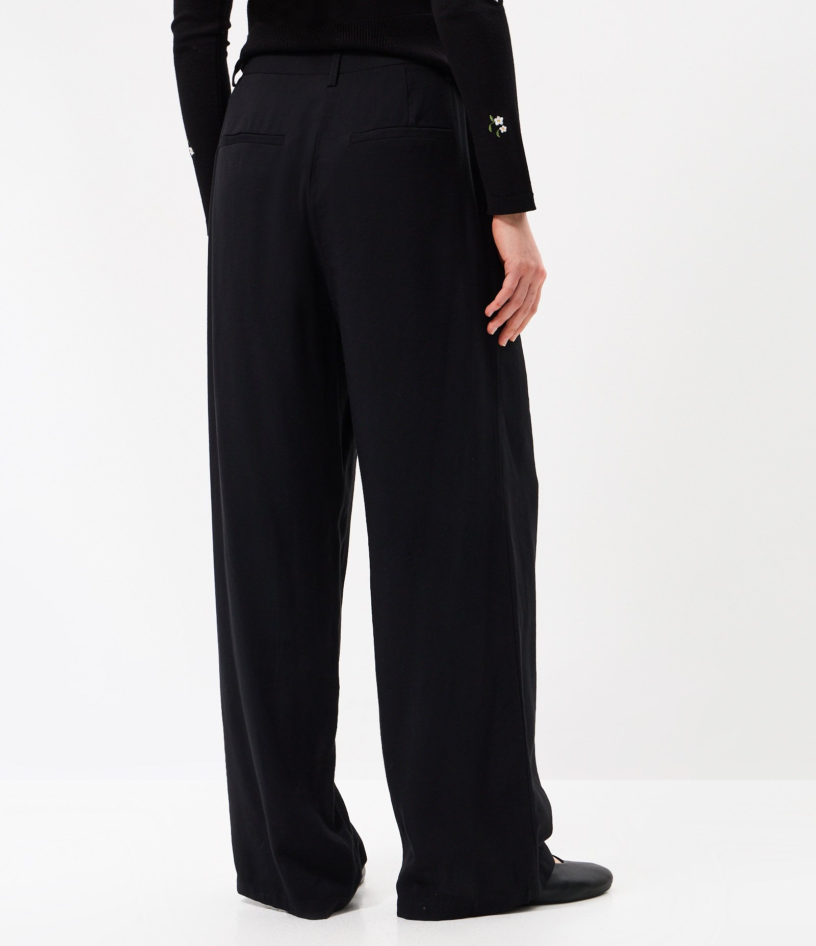 Calça Wide Alfaiatada em Sarja Preto 4