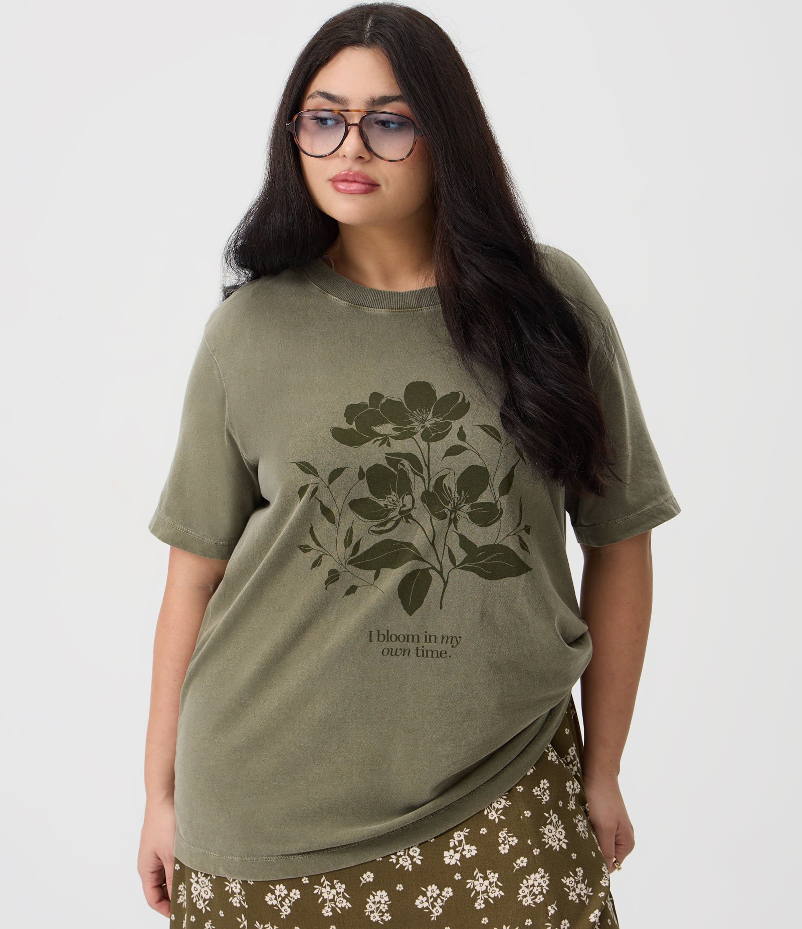 Camiseta Alongada em Meia Malha com Estampa Floral Curve & Plus Size Verde Oliva 1
