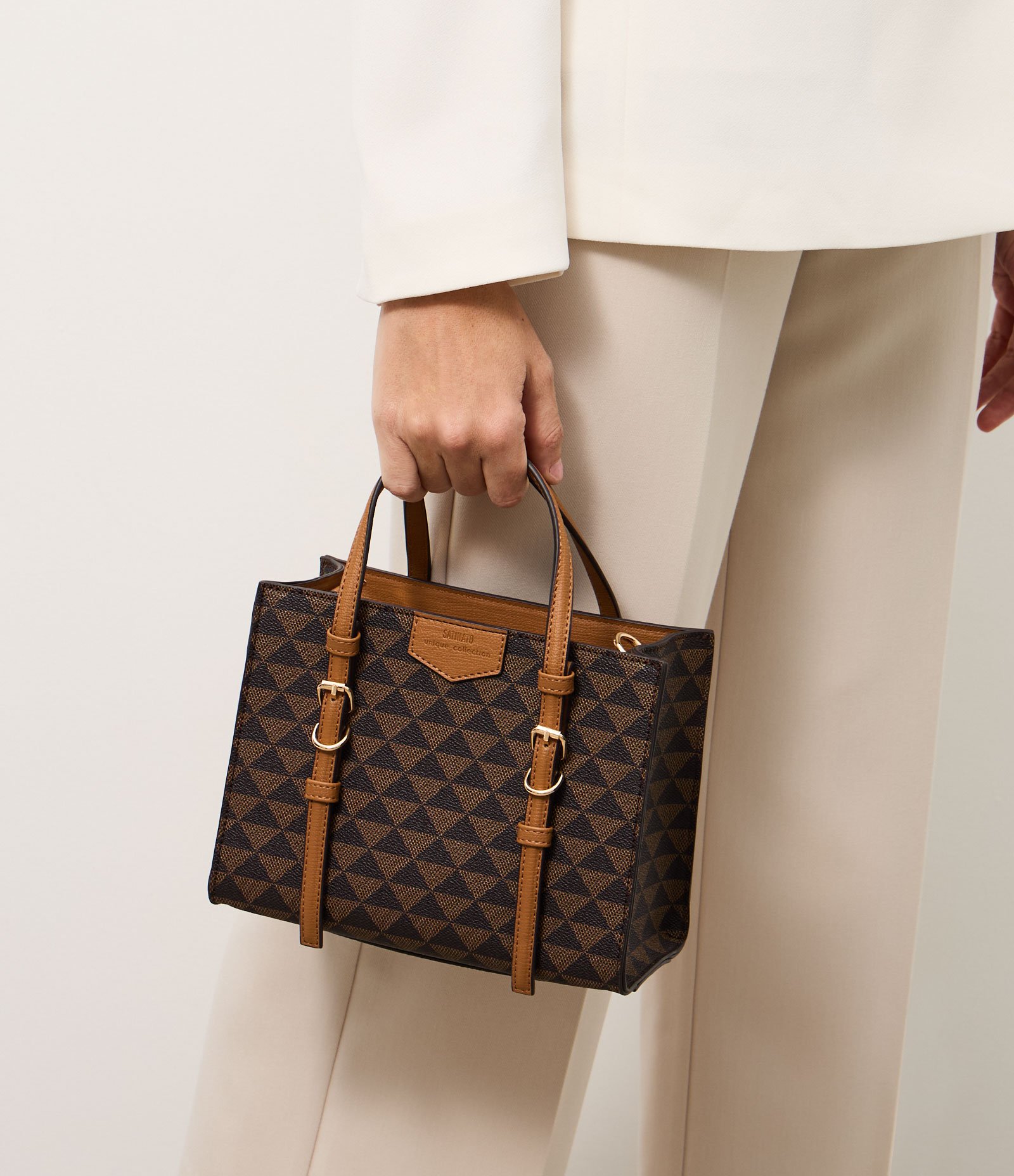 Bolsa Satchel Média em PU com Estampa Triângulos Marrom 10