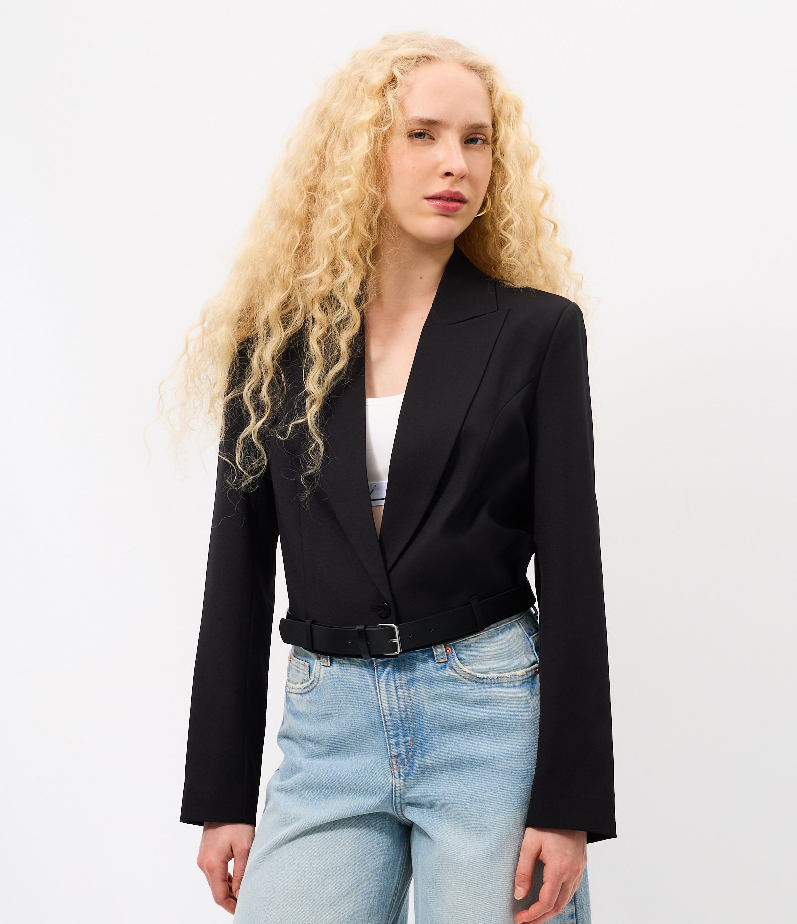 Blazer Cropped Estruturado e Alfaiatado com Cinto na Barra Preto 4