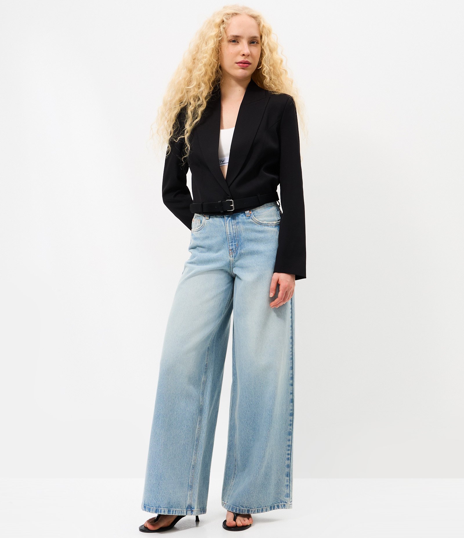 Blazer Cropped Estruturado e Alfaiatado com Cinto na Barra Preto 5