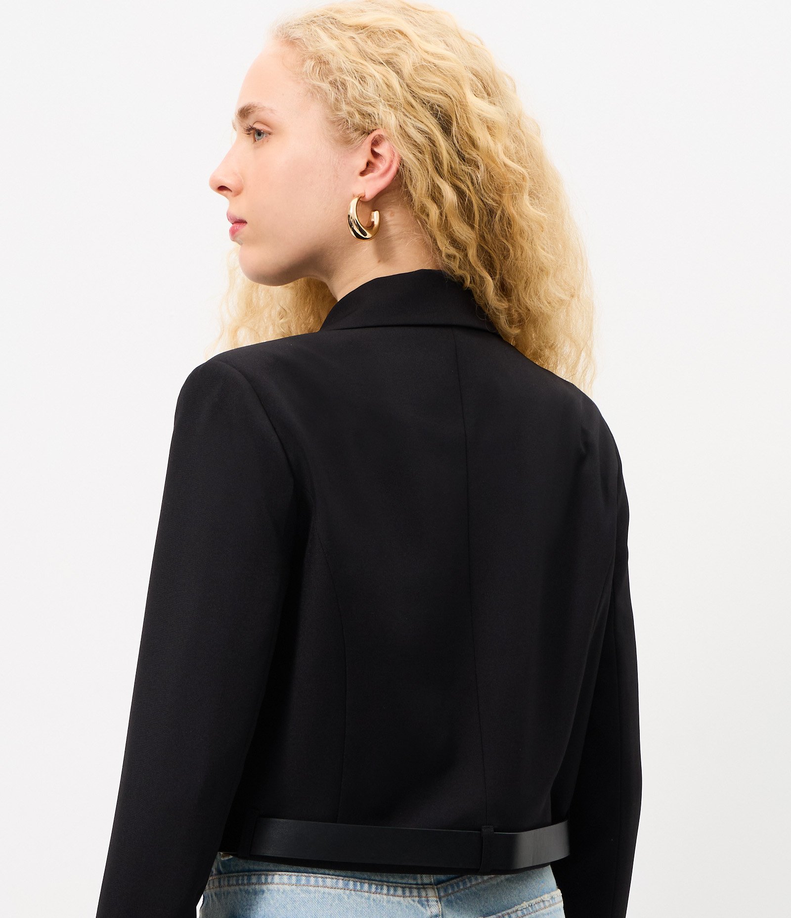 Blazer Cropped Estruturado e Alfaiatado com Cinto na Barra Preto 7